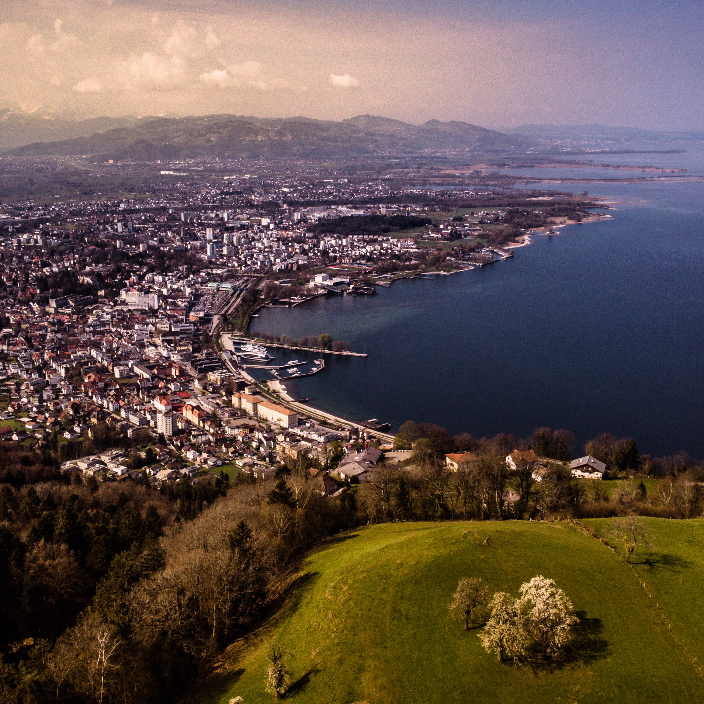 Unterschiedliche Corona-Bestimmungen in der Bodenseeregion sorgen für reichlich Verwirrung und Unmut.