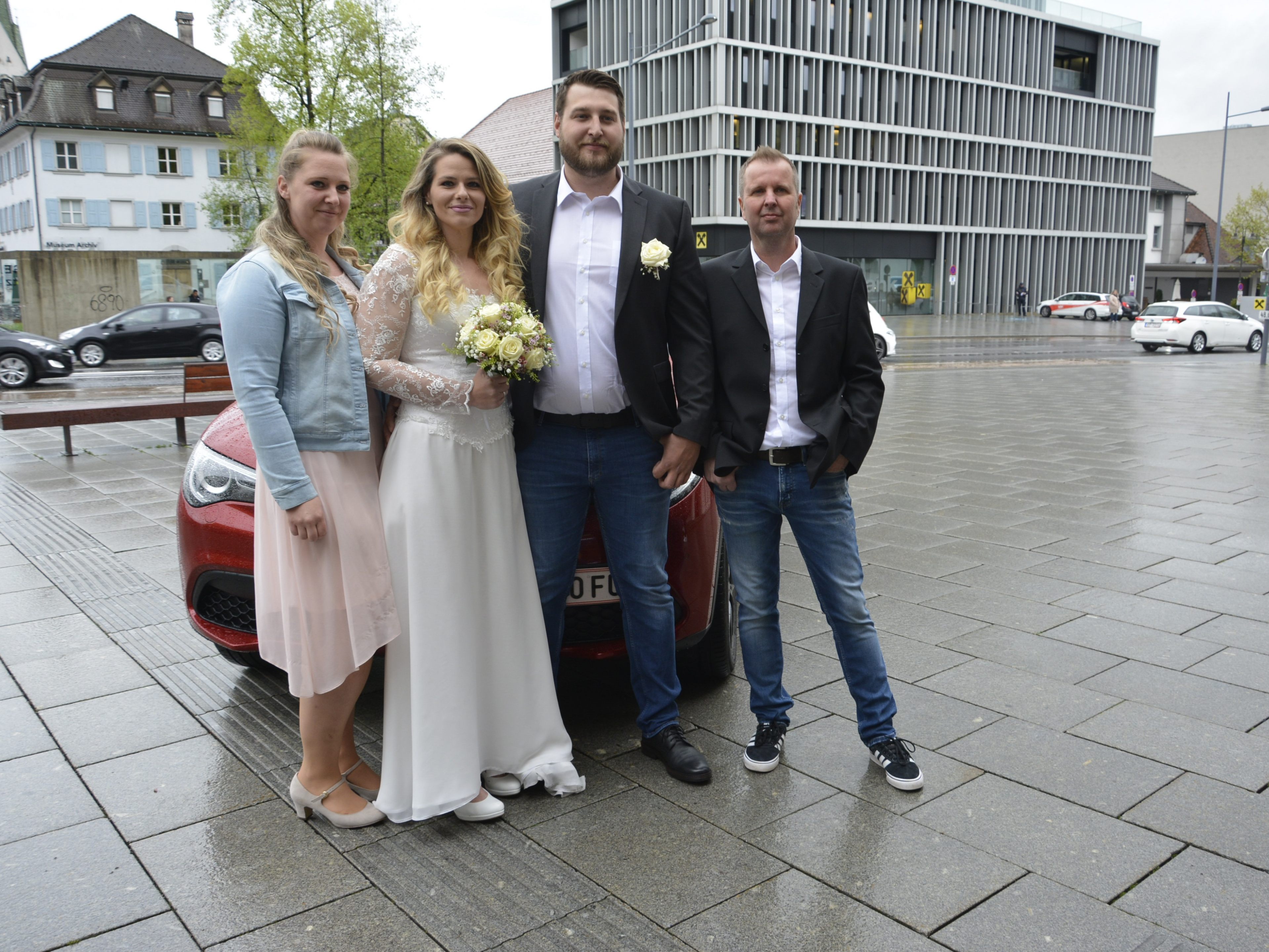 Das Brautpaar mit den Trauzeugen bei der standesamtlichen Hochzeit in Dornbirn. Das Brautpaar mit den Trauzeugen bei der standesamtlichen Hochzeit in Dornbirn.