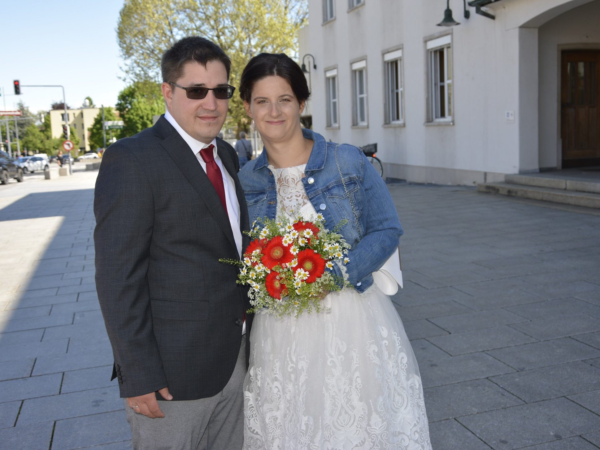 Das Brautpaar, frisch vermählt, beim Standesamt Dornbirn