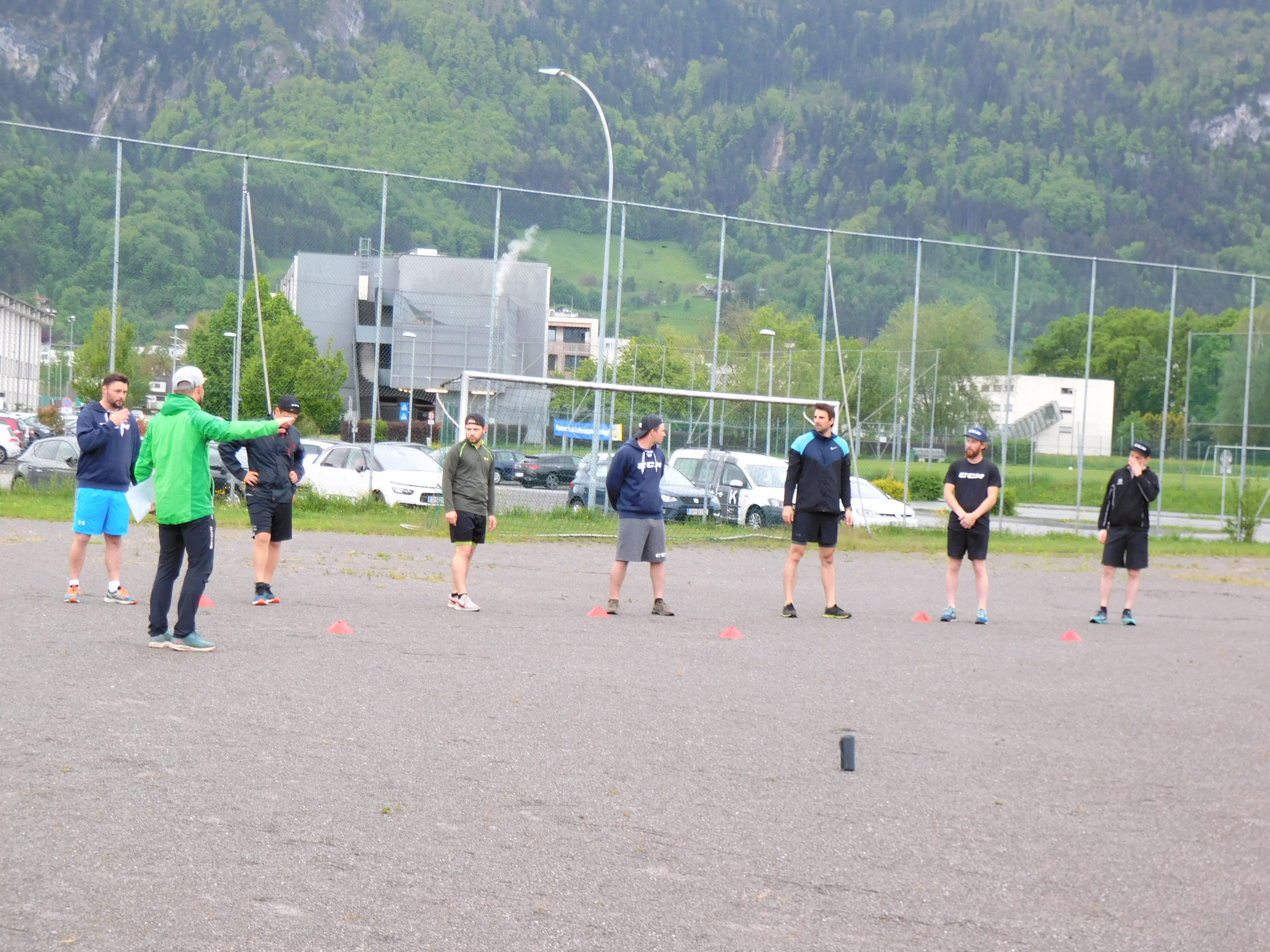 Athletiktrainer Adrian Hainzl gibt dem Team Anweisungen für das Sommertraining Athletiktrainer Adrian Hainzl gibt dem Team Anweisungen für das Sommertraining