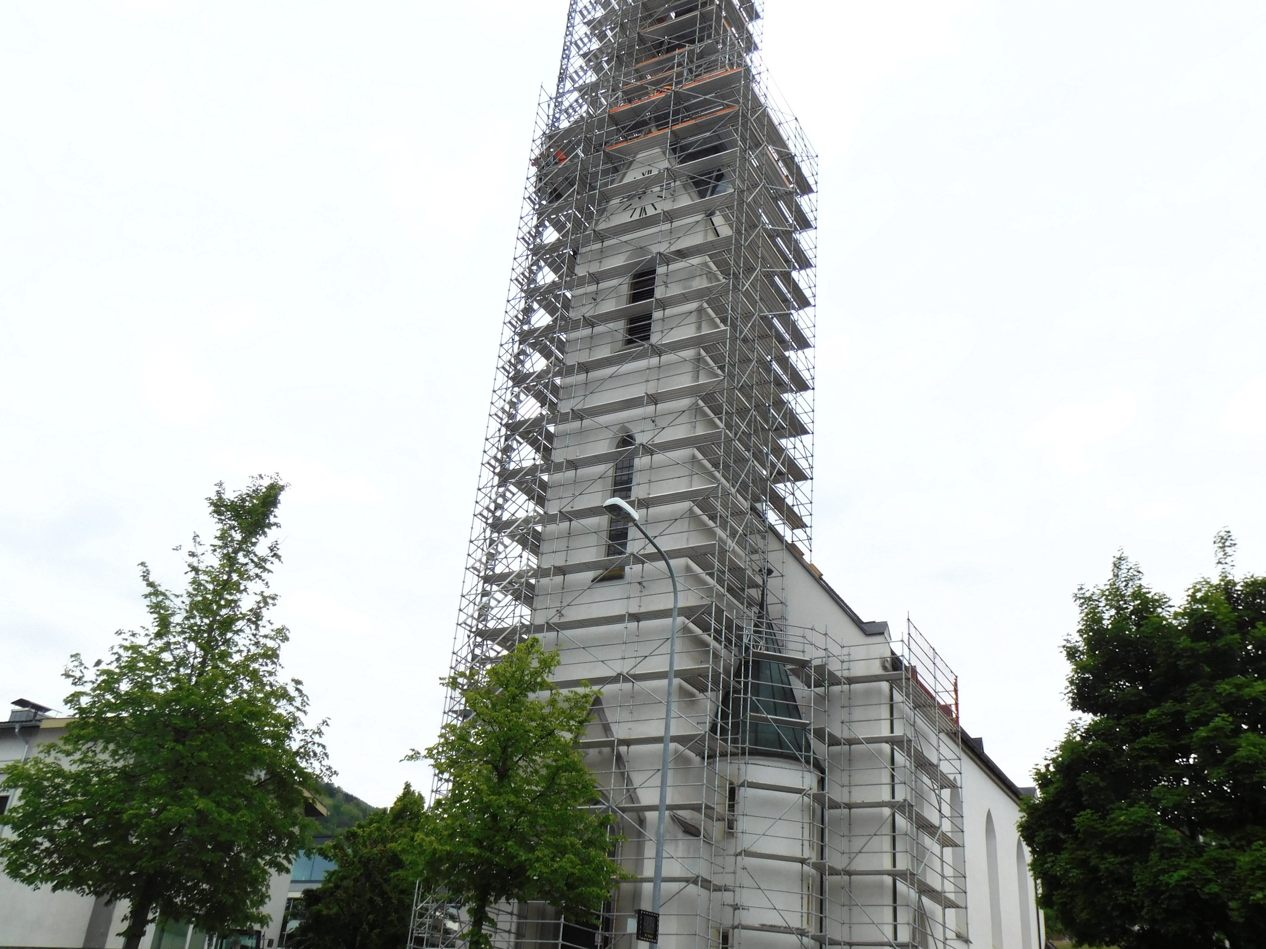Der Turm der Pfarrkirche Weiler wird derzeit umfangreich saniert und renoviert