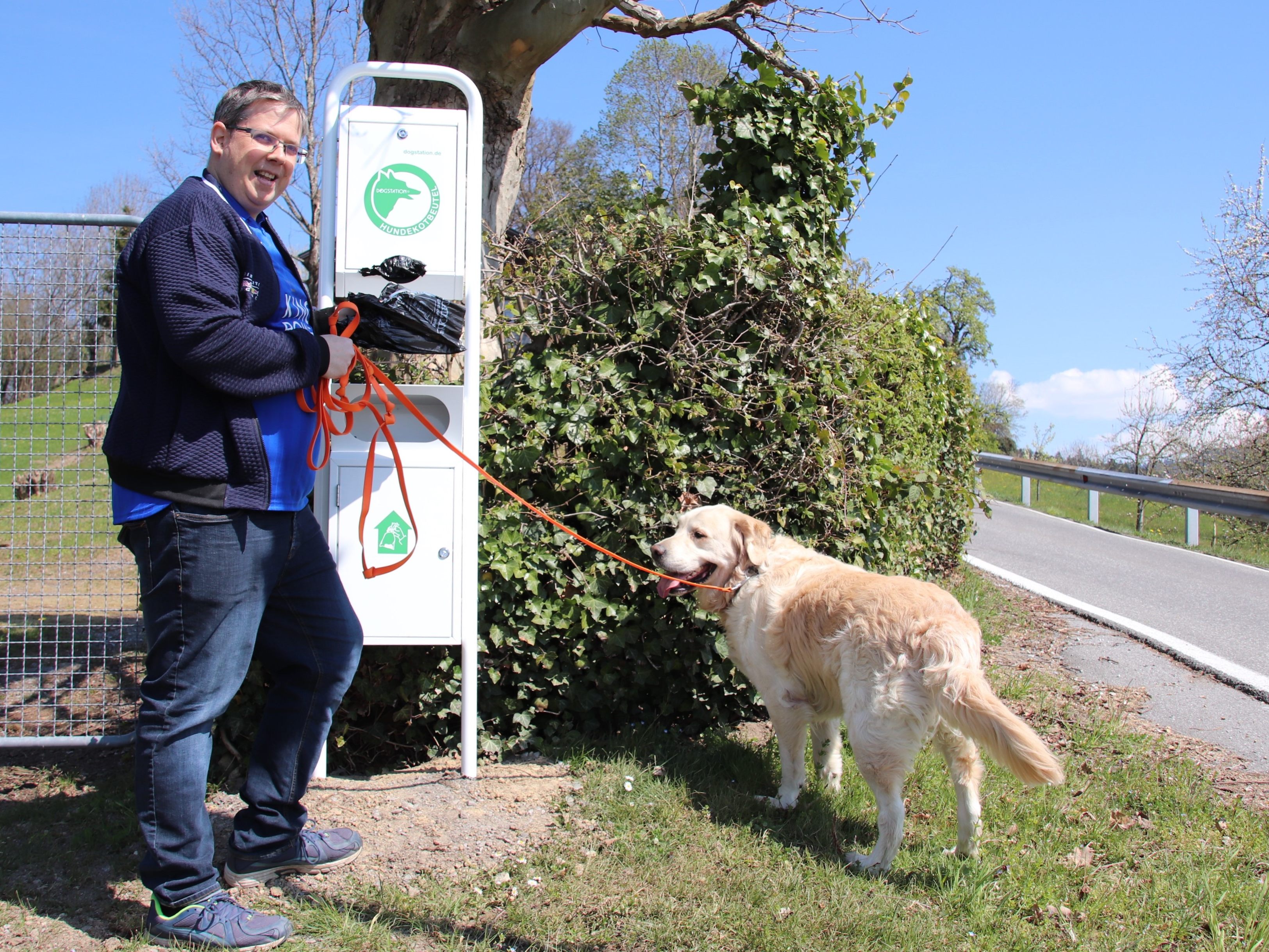 Hans-Jürgen Gasser mit seinem Golden Retriever George bei der neuen „Dog Stations“ im Unterdorf. Hans-Jürgen Gasser mit seinem Golden Retriever George bei der neuen „Dog Stations“ im Unterdorf.