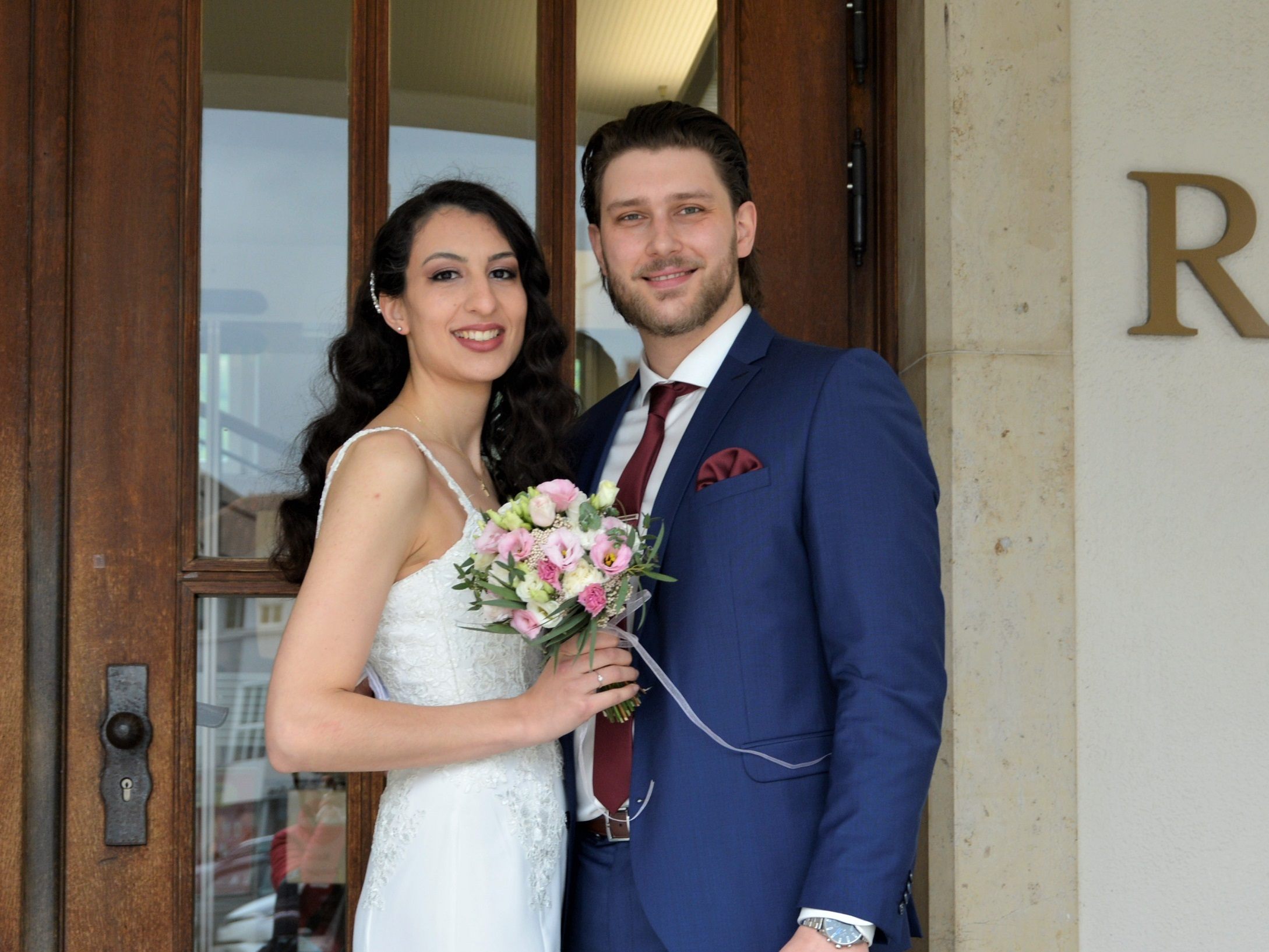 Das Brautpaar, frisch vermählt, beim Standesamt Dornbirn. Das Brautpaar, frisch vermählt, beim Standesamt Dornbirn.