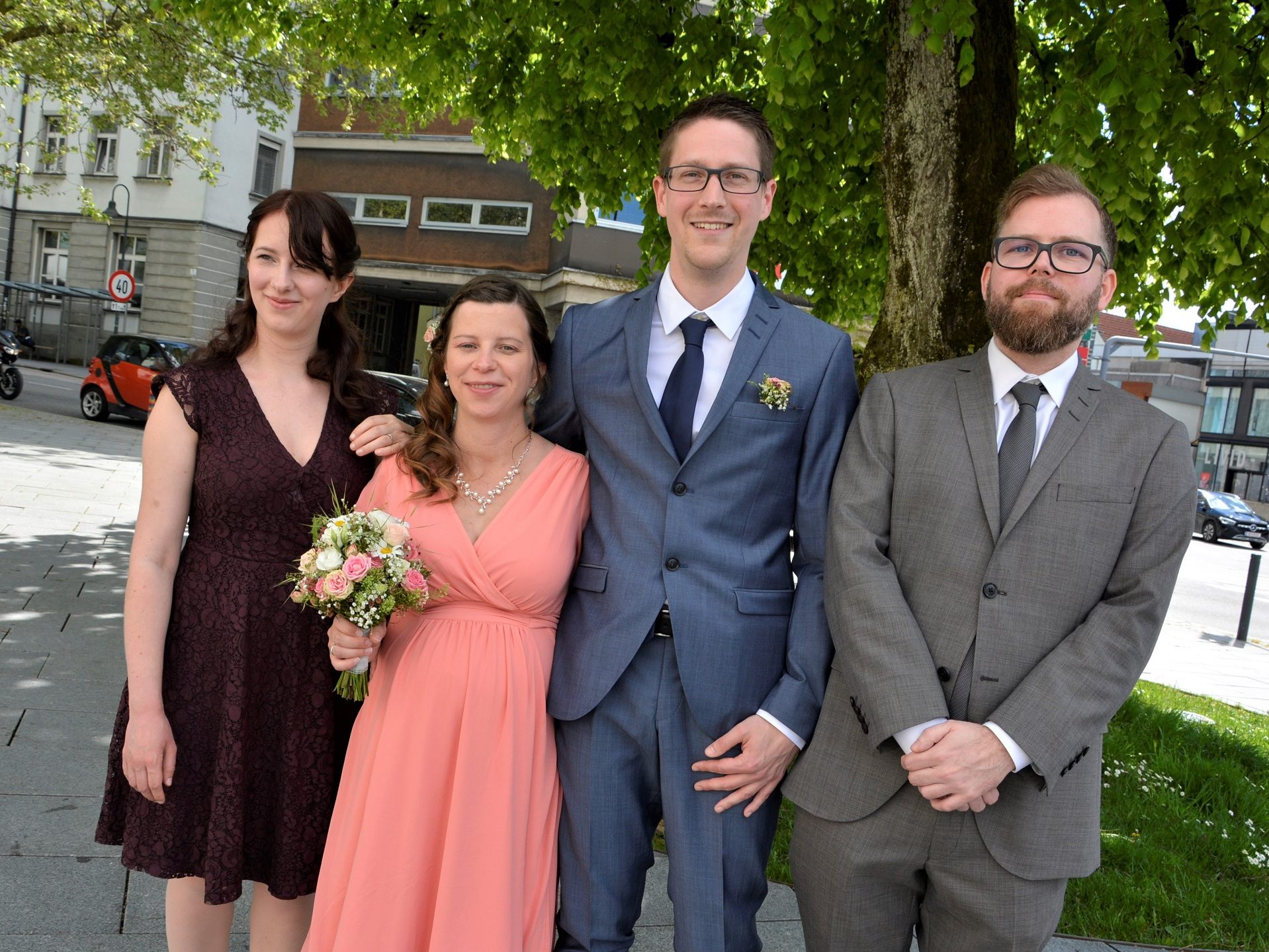 Das Brautpaar mit den Trauzeugen bei der standesamtlichen Hochzeit in Dornbirn. Das Brautpaar mit den Trauzeugen bei der standesamtlichen Hochzeit in Dornbirn.