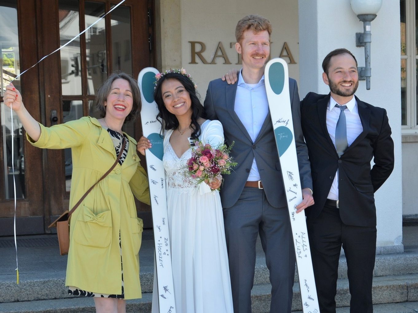 Das Brautpaar mit den Trauzeugen bei der standesamtlichen Hochzeit in Dornbirn. Das Brautpaar mit den Trauzeugen bei der standesamtlichen Hochzeit in Dornbirn.