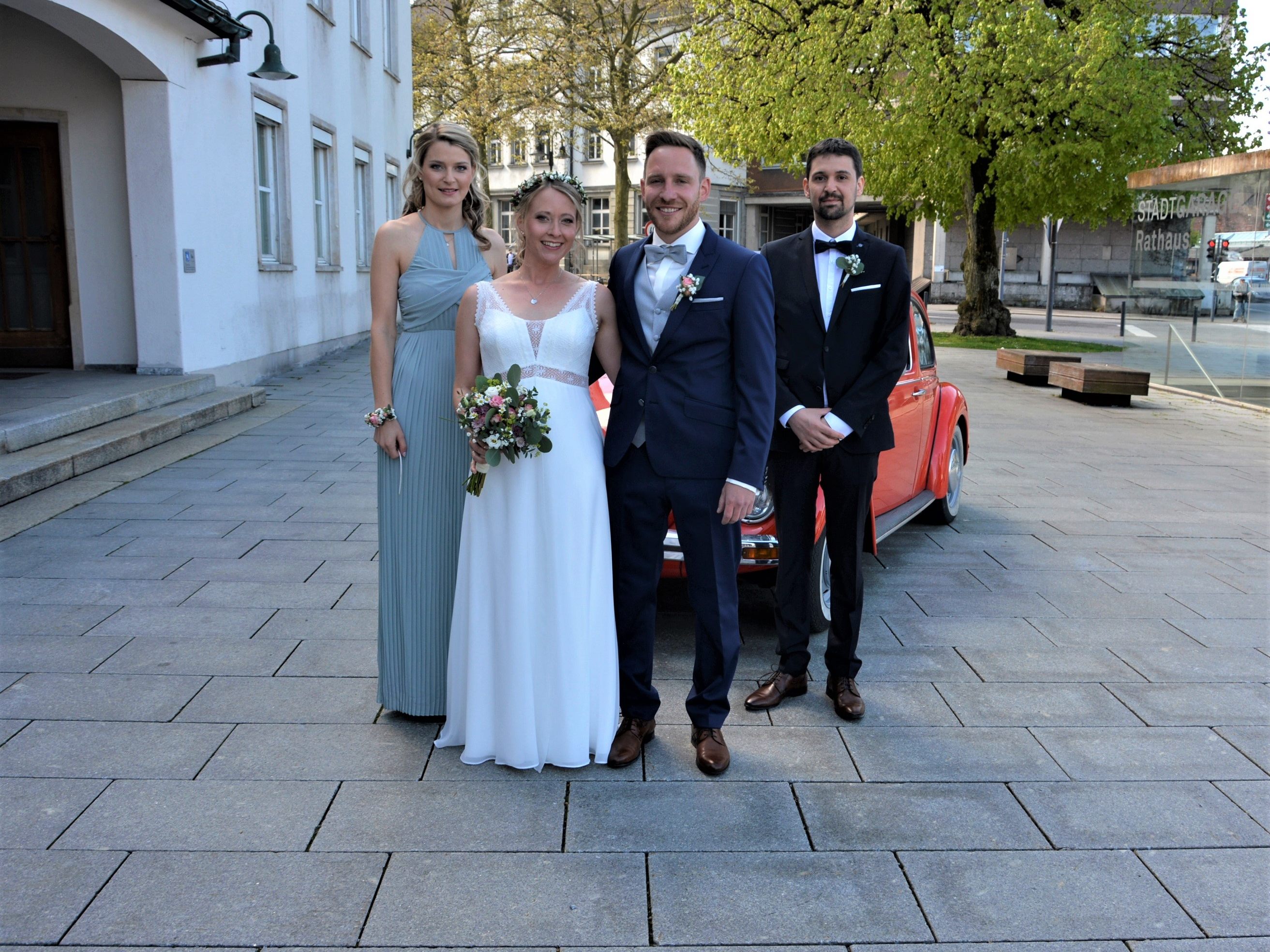 Das Brautpaar mit den Trauzeugen bei der standesamtlichen Hochzeit in Dornbirn. Das Brautpaar mit den Trauzeugen bei der standesamtlichen Hochzeit in Dornbirn.