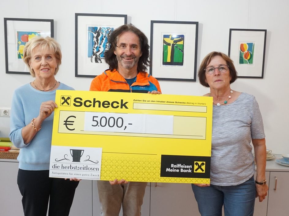 Spendenübergabe von Margit Fleisch und Brigitte Mathis an Joe Fritsche Spendenübergabe von Margit Fleisch und Brigitte Mathis an Joe Fritsche
