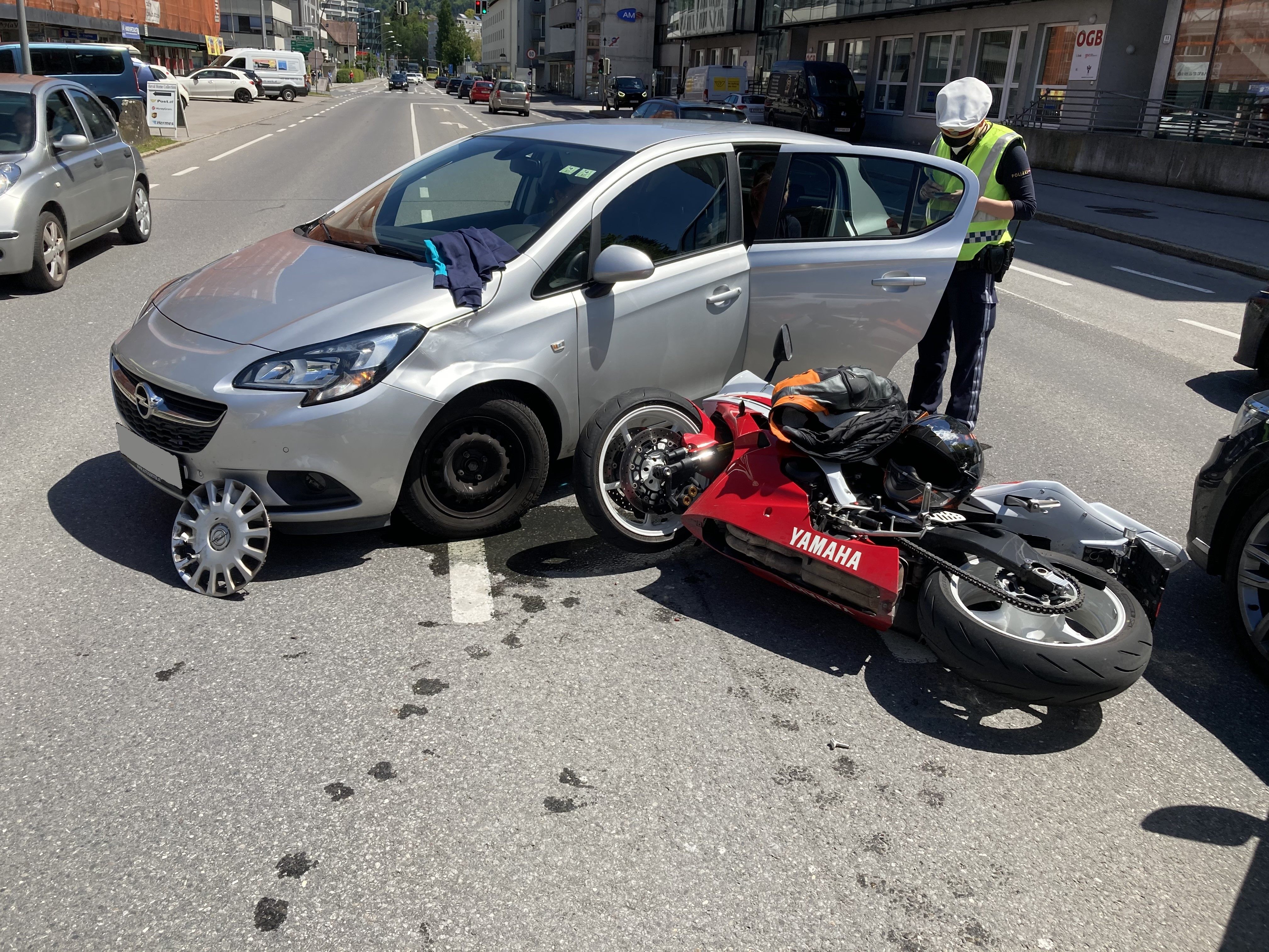 Die Motorradfahrerin wurde unbestimmten Grades verletzt. Die Motorradfahrerin wurde unbestimmten Grades verletzt.