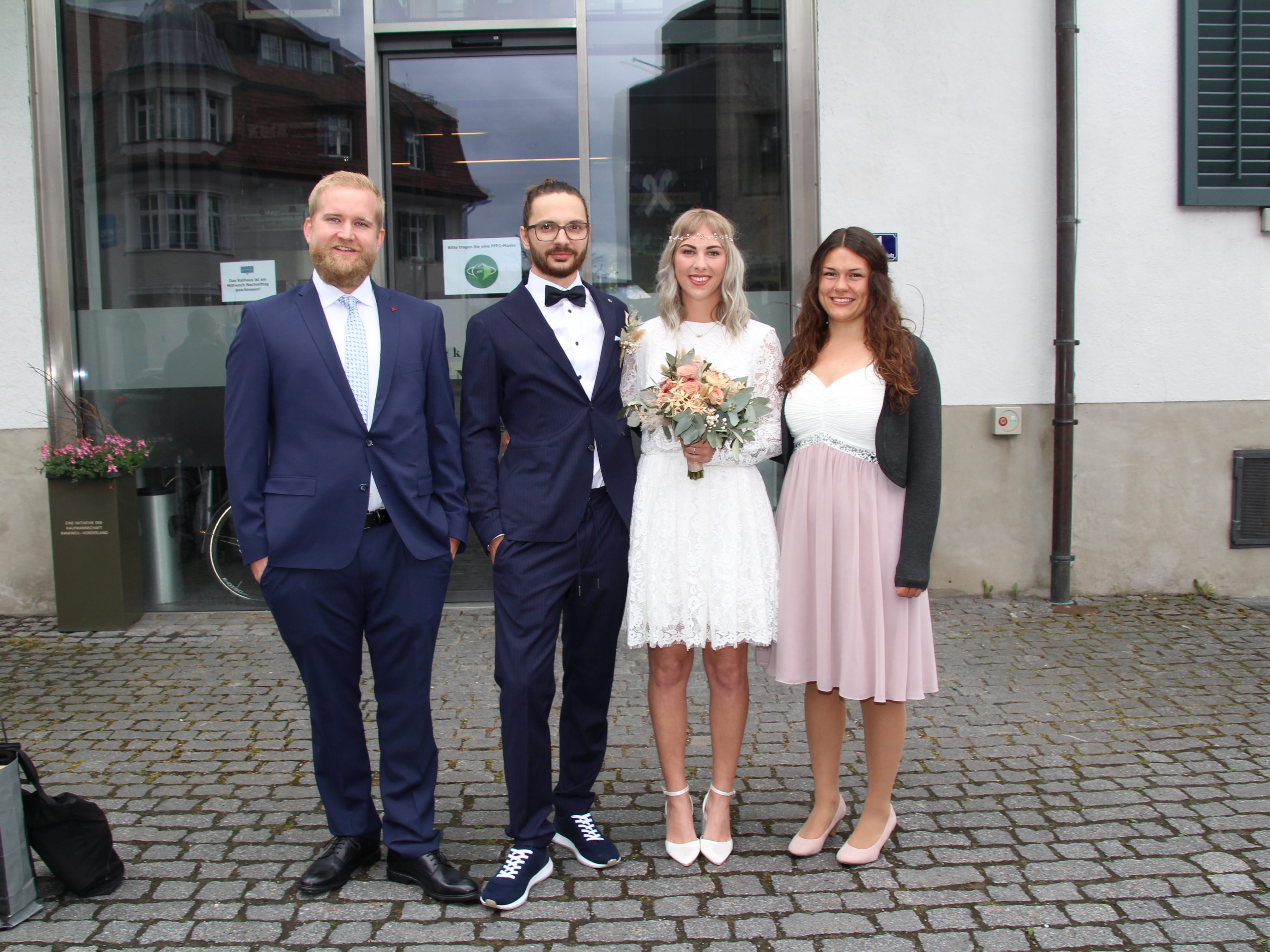 Das Brautpaar Julia Feichter und Robin Kumpitsch mit den Trauzeugen Jan Wenger und Julia Bechtold Das Brautpaar Julia Feichter und Robin Kumpitsch mit den Trauzeugen Jan Wenger und Julia Bechtold