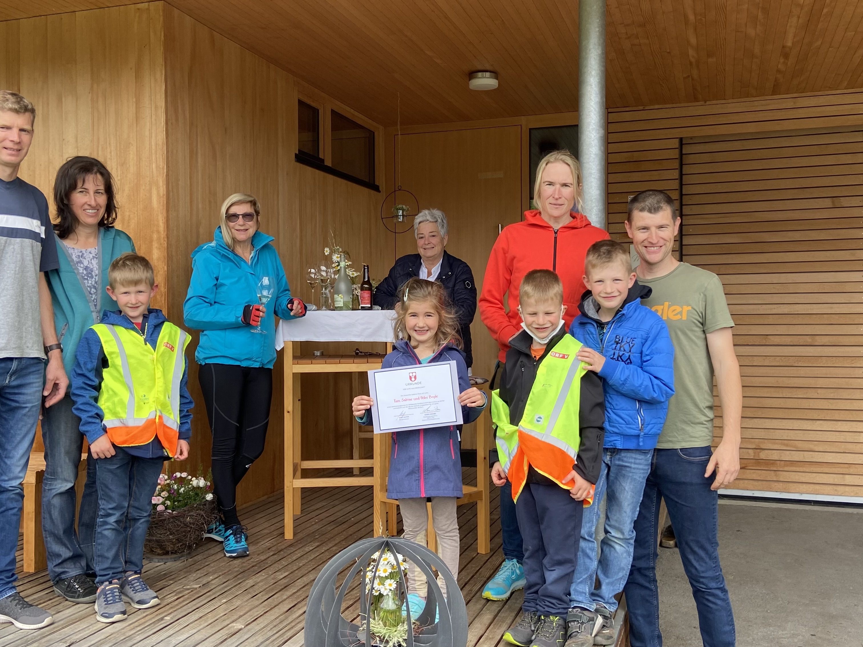 Im Wingat wurde gleich auf den Nachbarschaftspreis angestoßen. Im Wingat wurde gleich auf den Nachbarschaftspreis angestoßen.