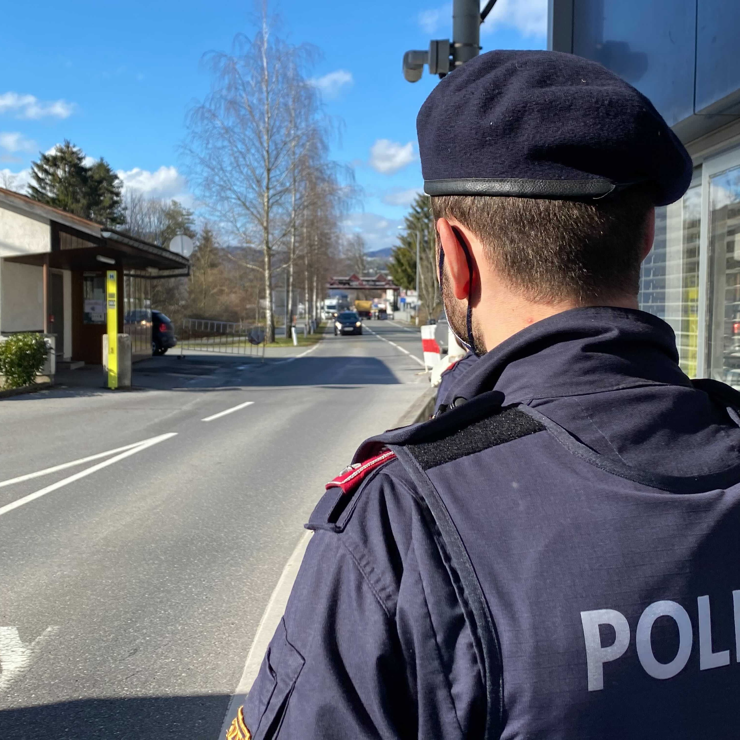 Die Polizei kontrolliert nach Hinweisen.