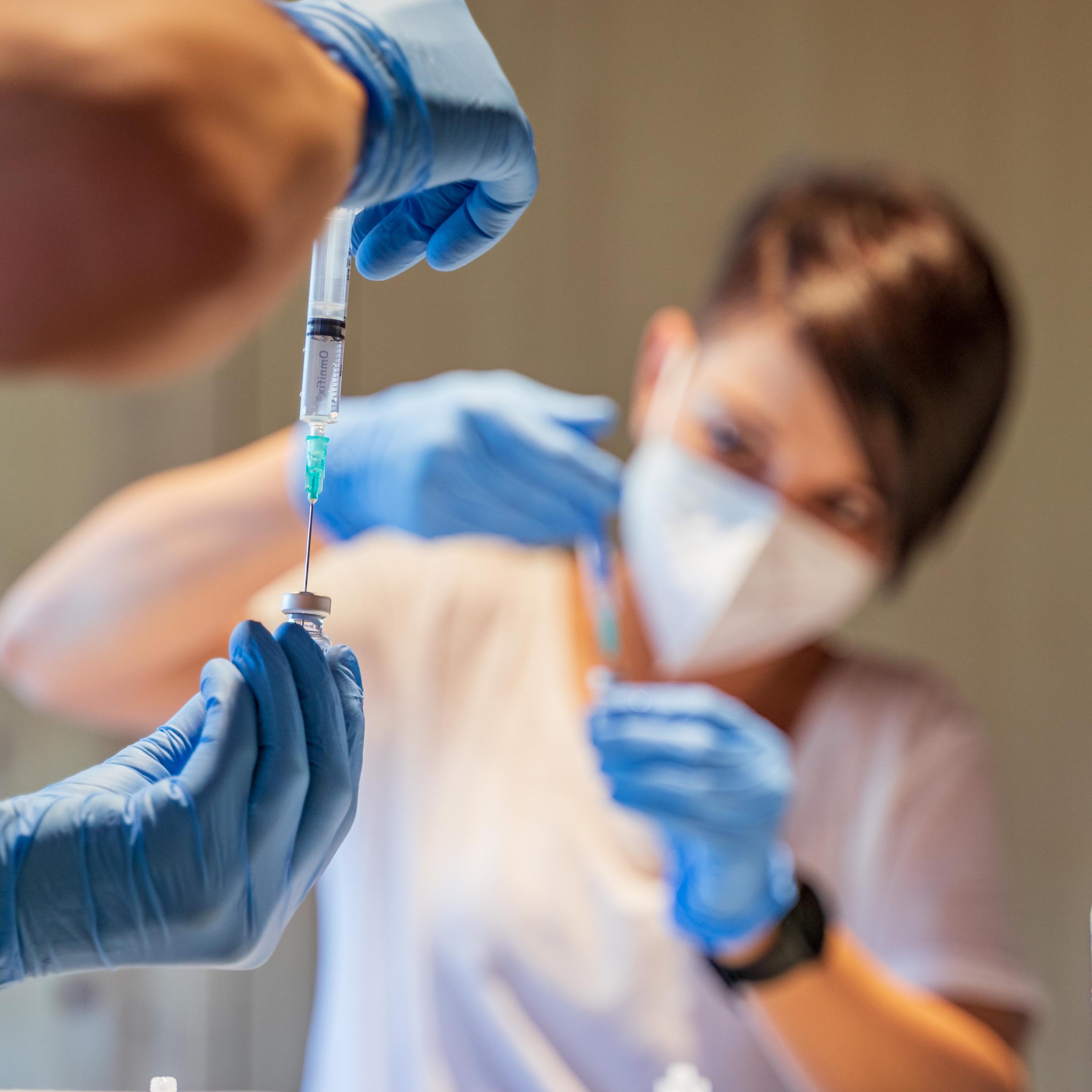 Arbeitsrechtler: Impf-Verweigerung könnte im Extremfall zur Kündigung führen.