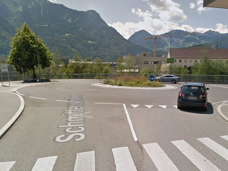 Hier im Kreisverkehr L190/Schmittenstraße in Bludenz ereignete sich der Unfall. (Symbolbild) Hier im Kreisverkehr L190/Schmittenstraße in Bludenz ereignete sich der Unfall. (Symbolbild)