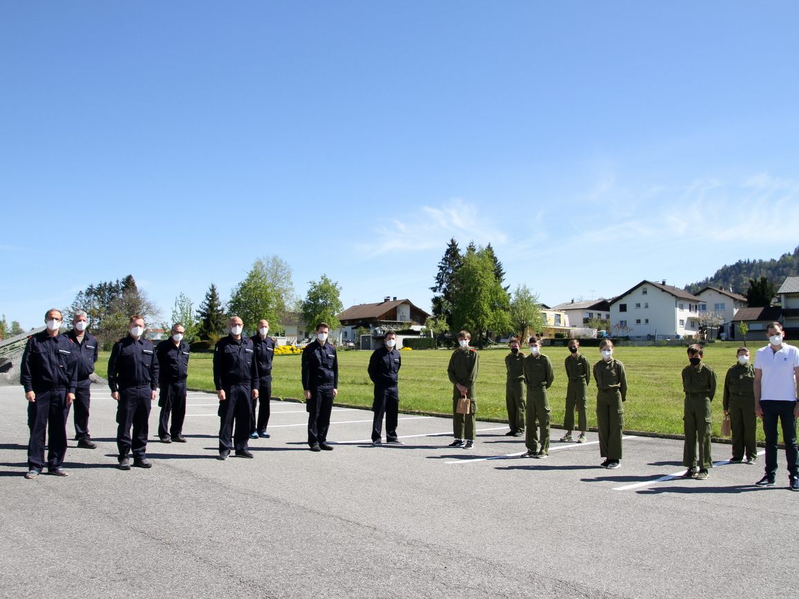 Jugendfeuerwehr Hörbranz mit Prüfern und Bürgermeister Andreas Kresser