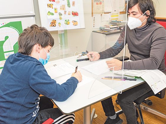 In der Lernhilfe auf Abruf erfahren die Schulkinder die maximale Aufmerksamkeit der angehenden Lehrpersonen, die sie begleiten. (Foto: Jürgen Gorbach/ AK)
