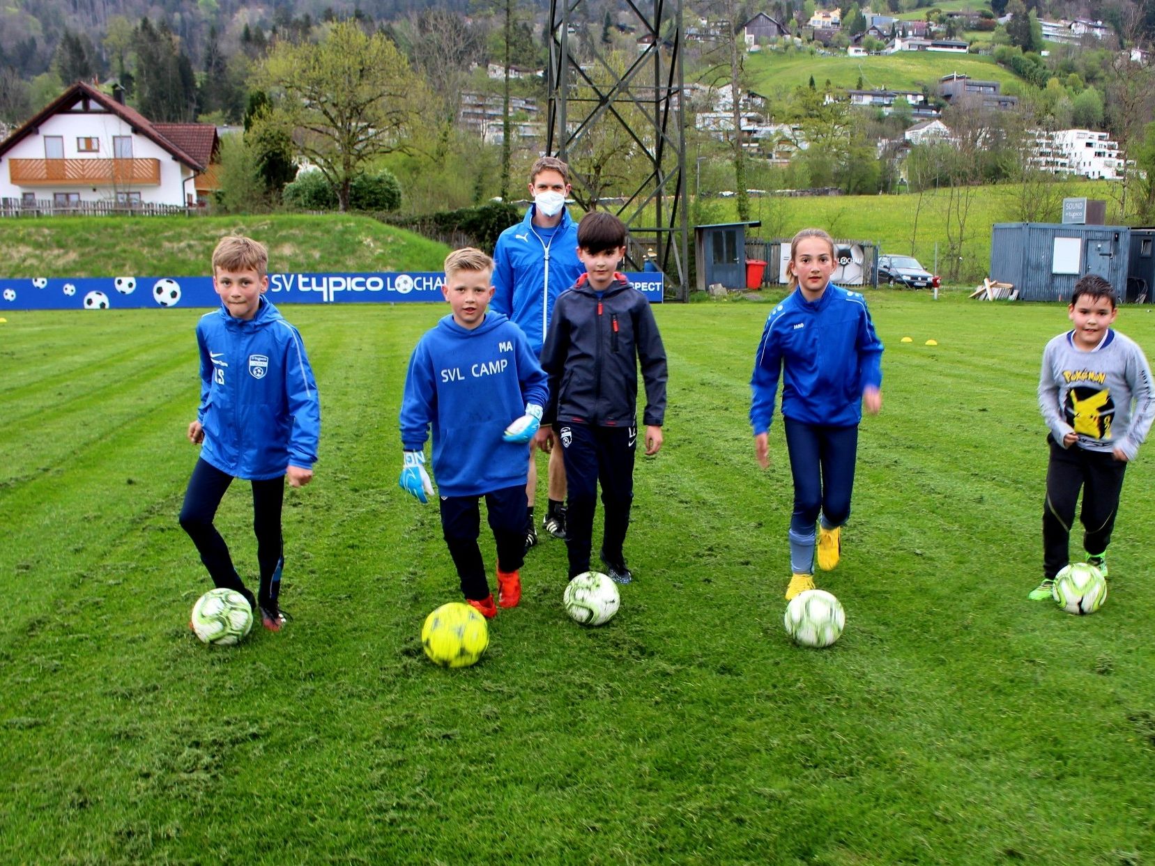 Den Ball haben die Kinder am meisten vermisst. Trainer und Betreuer freuen sich, dass wenigstens der Nachwuchs endlich wieder trainieren kann. Im Bild U10-Trainer William Hörburger mit seinen Schützlingen.