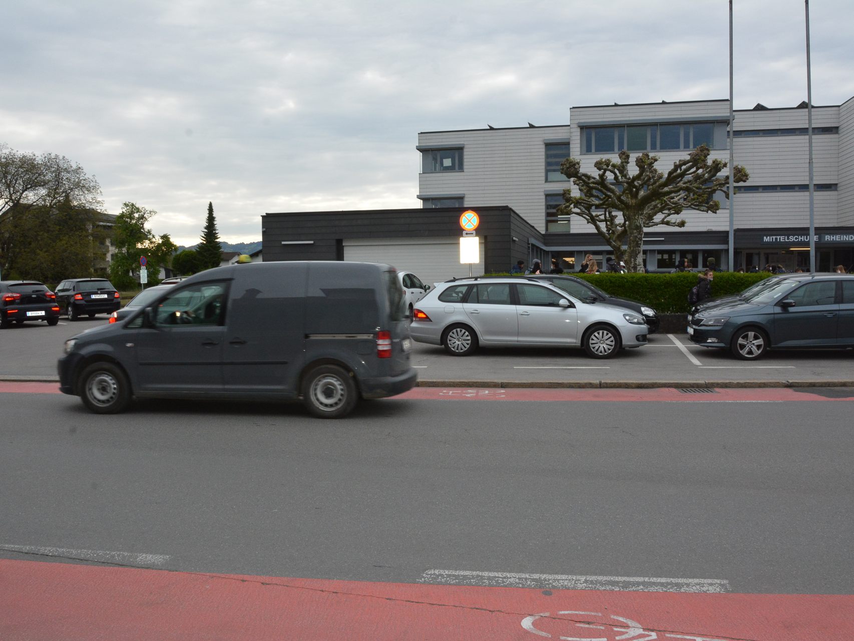 Die Mittelschule Rheindorf kämpft mit einem erhöhten Verkehrsaufkommen. Oft entstehen gefährliche Situationen für die Schüler.