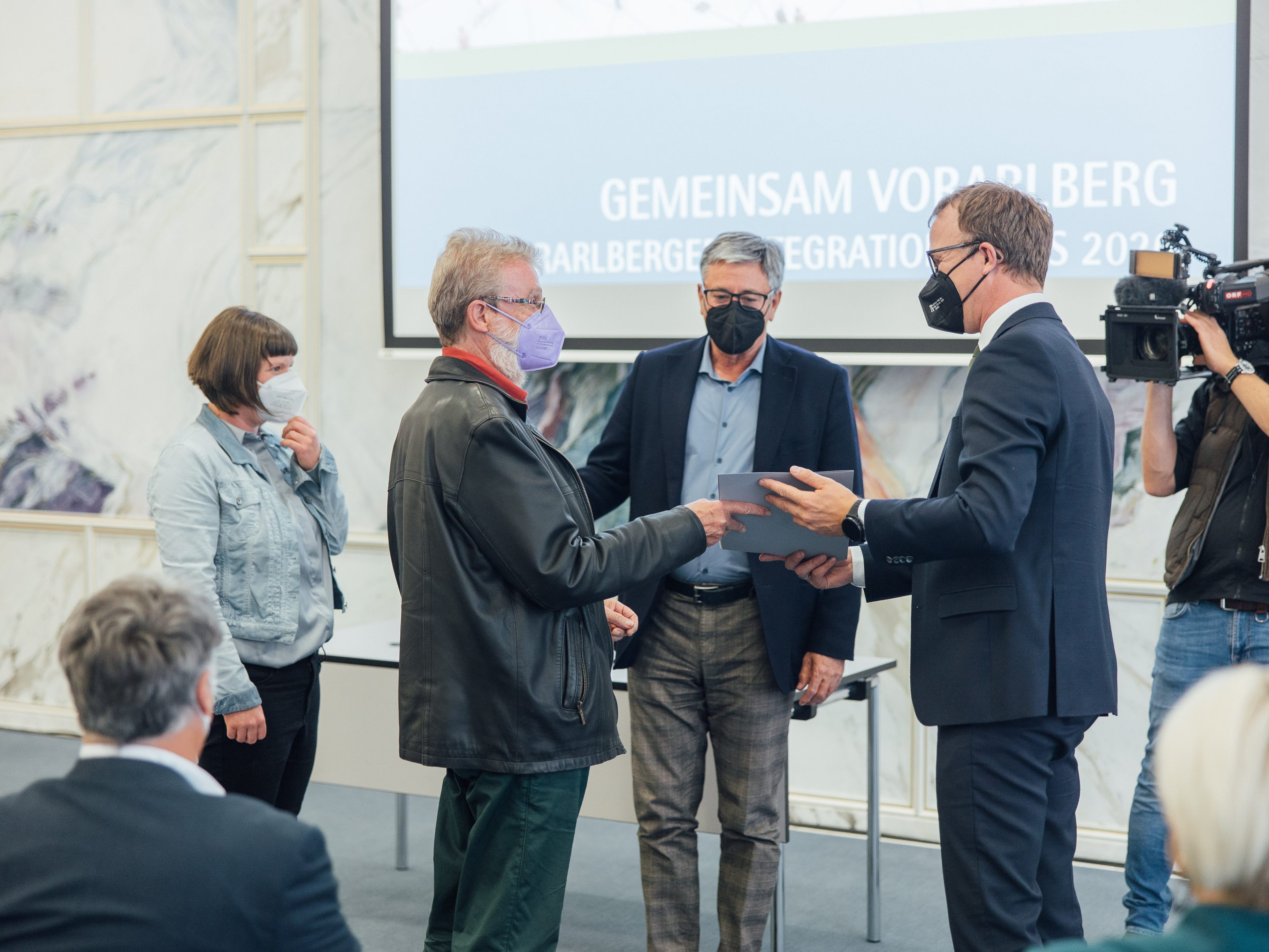 Claudia Marte, Kurt Grabher und Bürgermeister Wolfgang Matt nahmen am 17. Mai den Integrationspreis vom ressortzuständigen Landesrat Christian Gantner entgegen.
