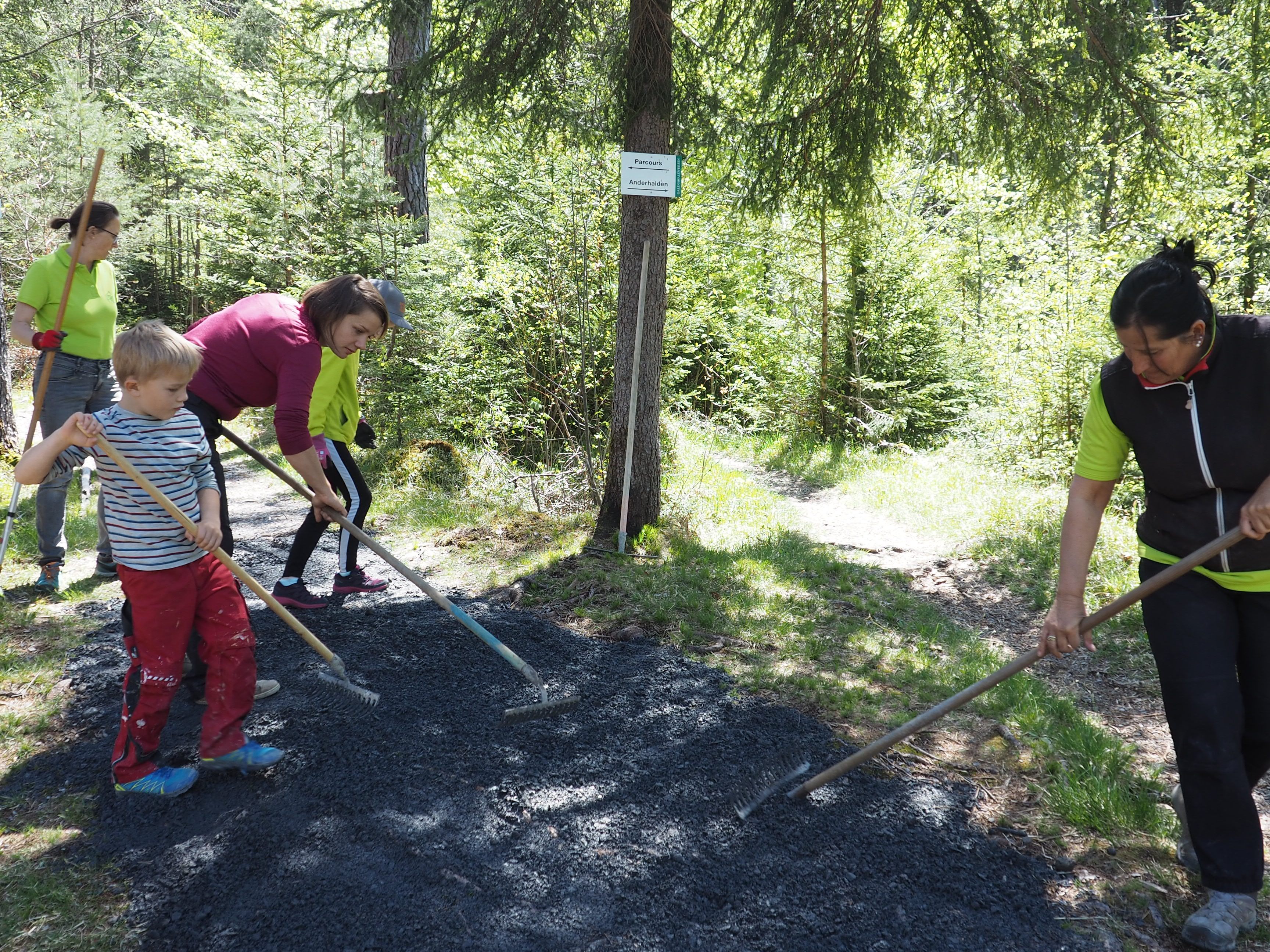 Liebevoll wurden die Wege im Galinawald gerichtet. Liebevoll wurden die Wege im Galinawald gerichtet.