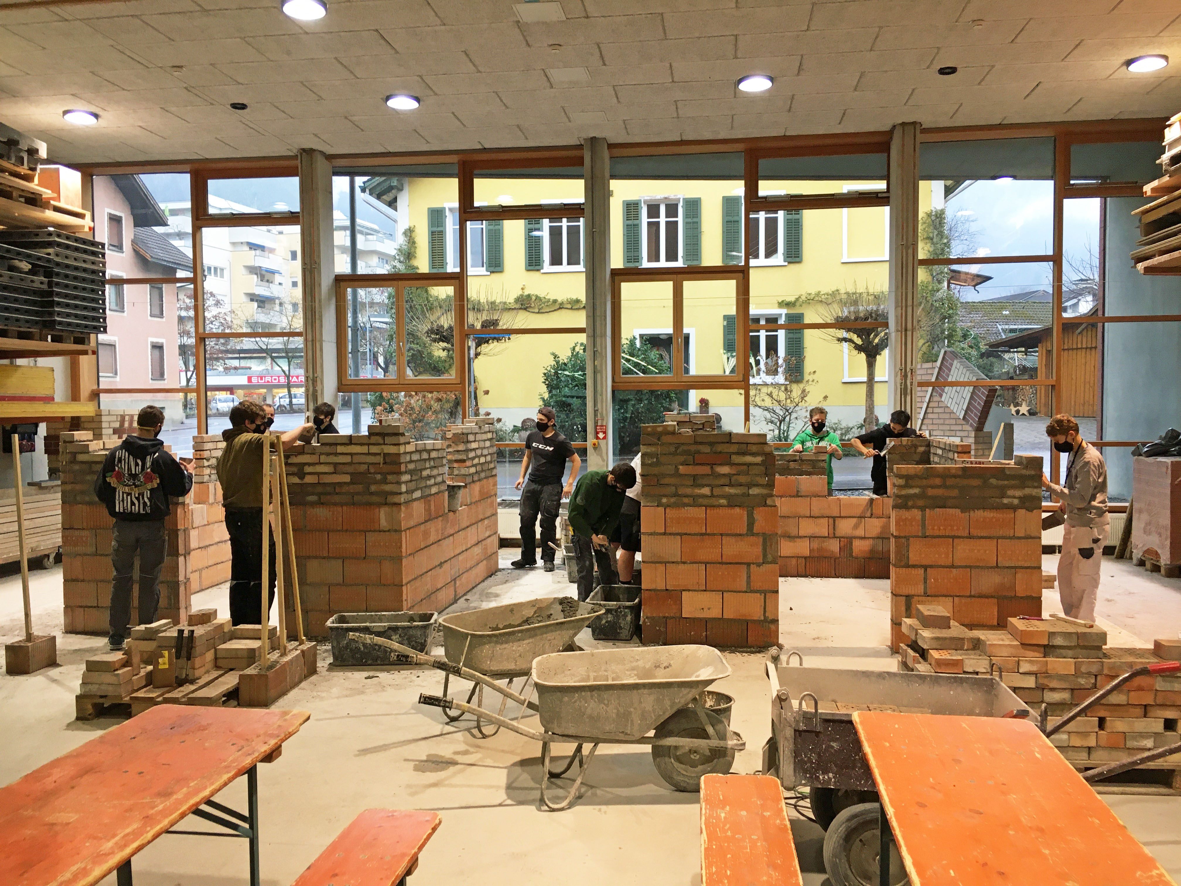 Für die Schüler des Fachbereichs Holz/Bau konnte ein Workshop im Maurerausbildungszentrum in Hohenems durchgeführt werden.