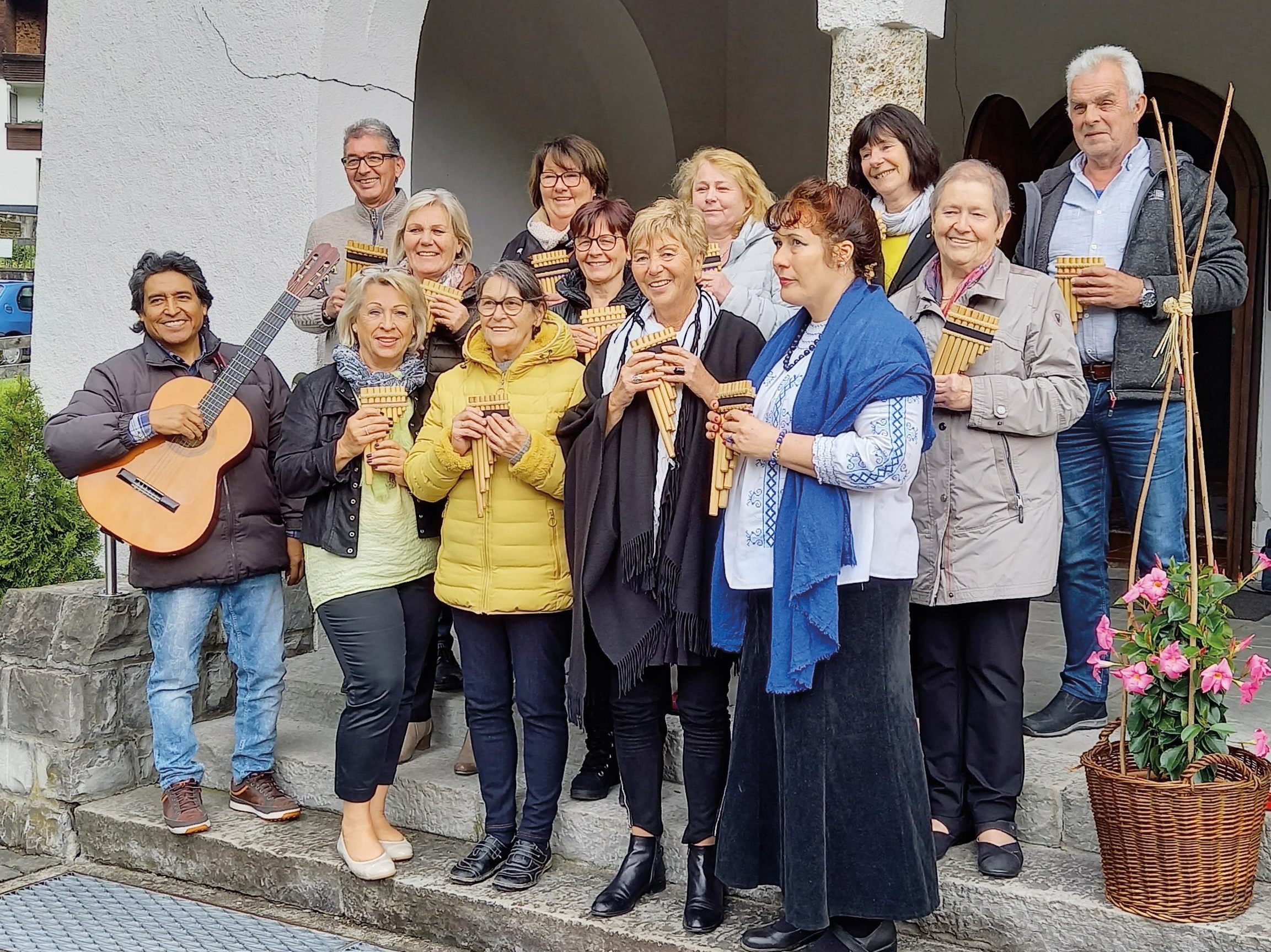 Die Seniorenbund Panflöten Gruppe Los Allegres vor der Fatima-Kapell in Dornbirn-Gütle