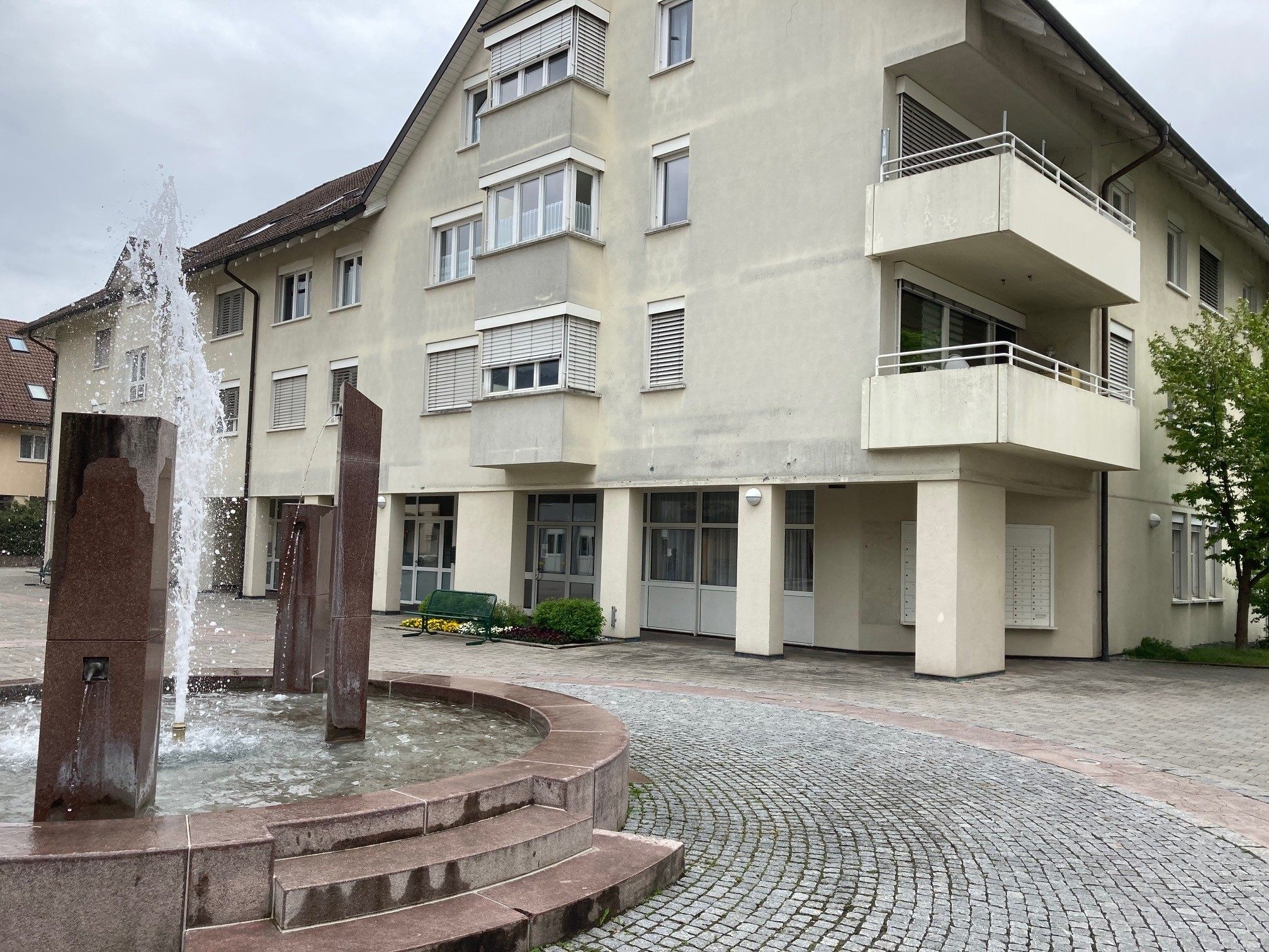 Von 1993 bis 2018 war hier die Post, beziehungsweise die Poststelle untergebracht, nun stand das Gebäude leer. Von 1993 bis 2018 war hier die Post, beziehungsweise die Poststelle untergebracht, nun stand das Gebäude leer.