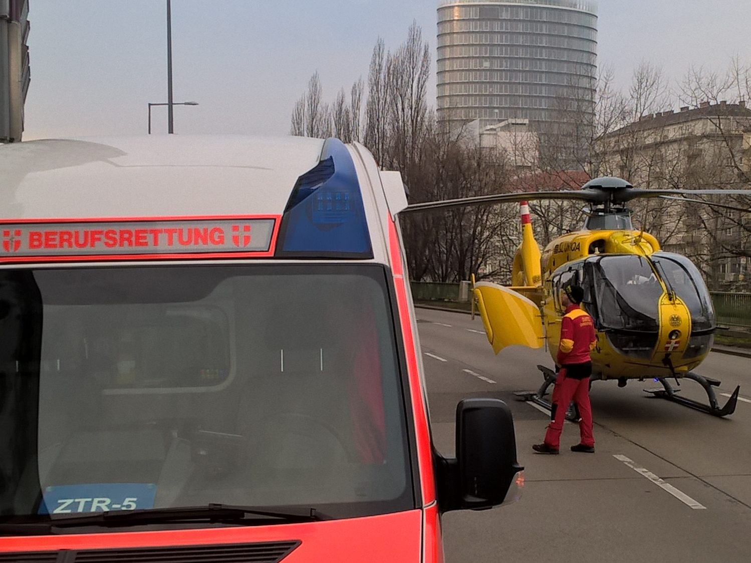 Der Mann wurde mit dem Hubschrauber ins Spital geflogen.