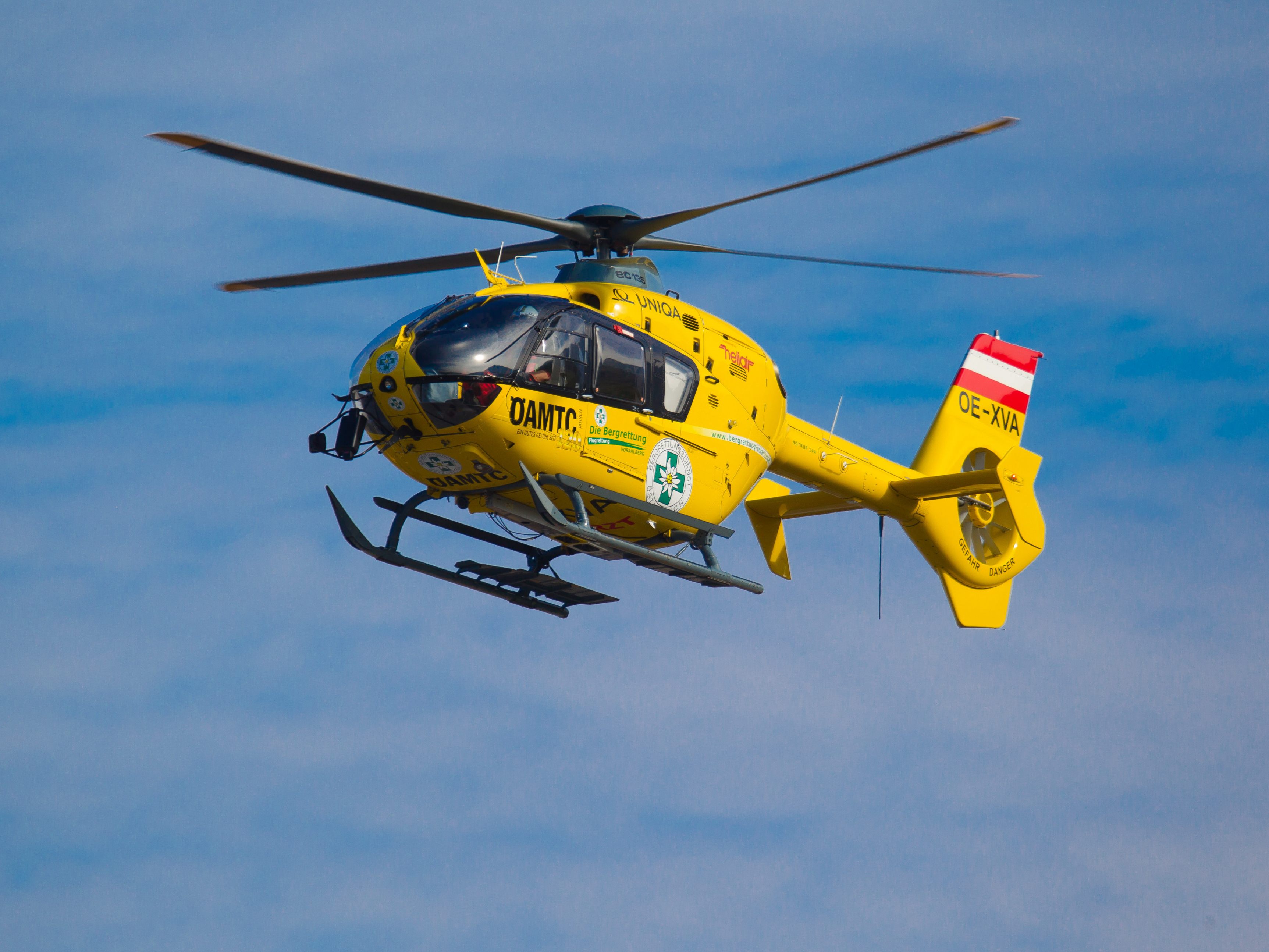35-Jähriger über steiles Gelände abgestürzt und schwer verletzt. 35-Jähriger über steiles Gelände abgestürzt und schwer verletzt.