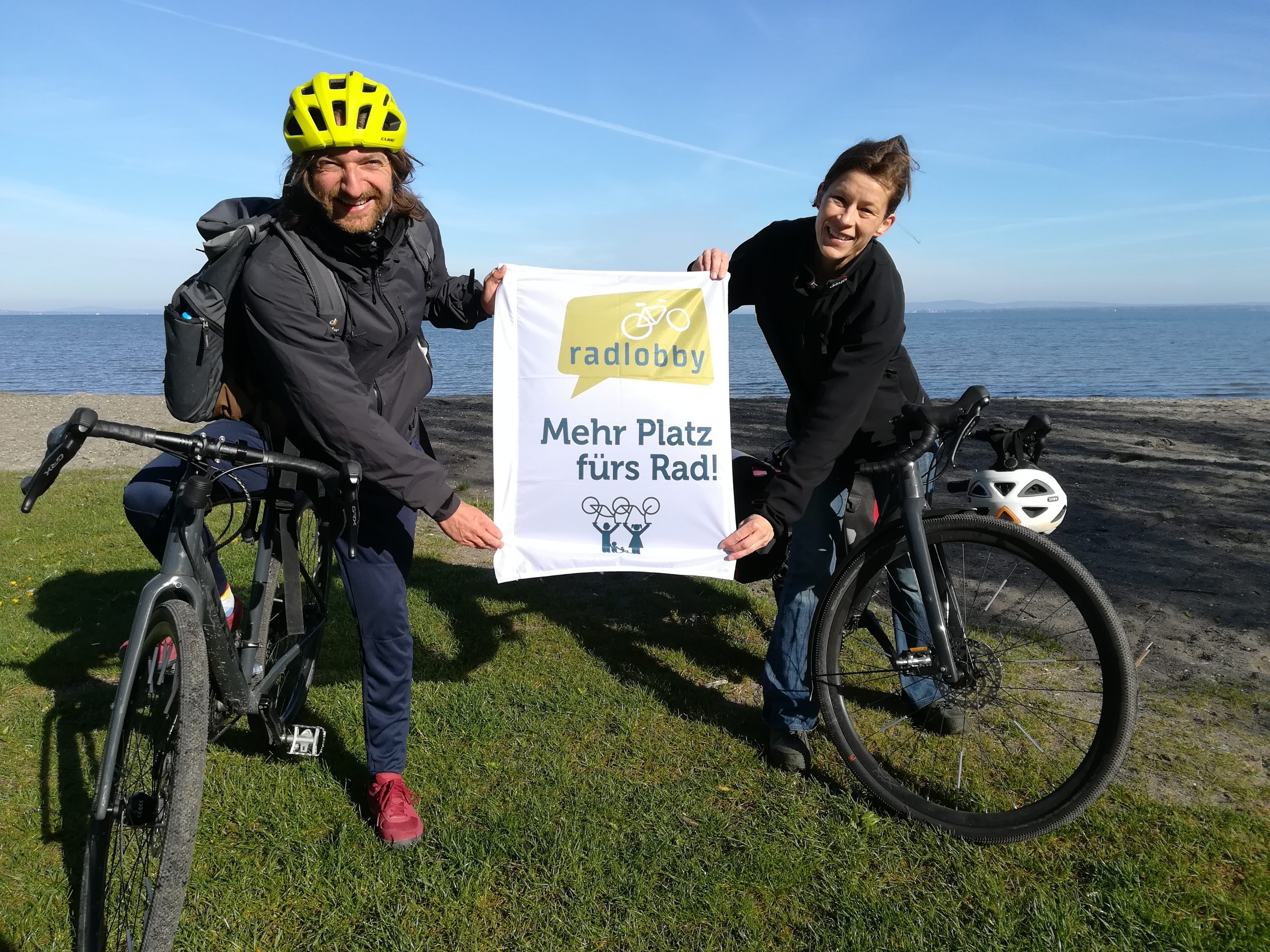 Emanuel Bührle und Veronika Rüdisser starteten am Rohrspitz, ehe sie in Lustenau eine Gruppe Radfahrer mit auf den Weg nach Feldkirch nahmen.