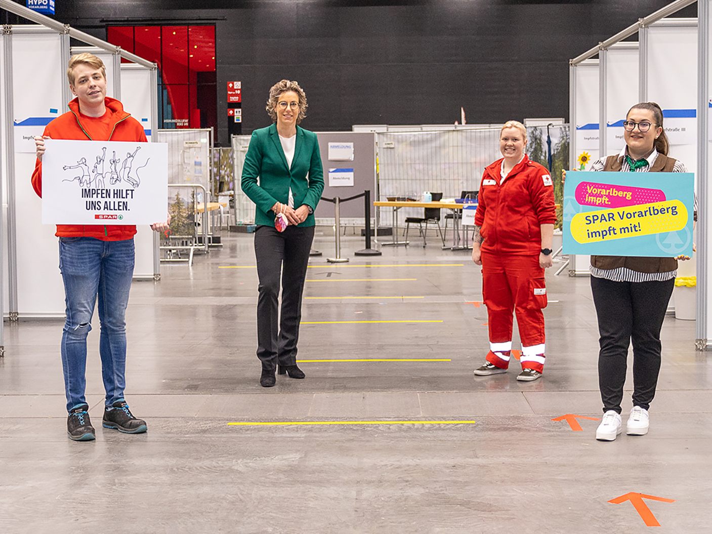 vlnr.: Landesrätin Martina Rüscher, SPAR-Mitarbeiter Maksim Pogadaev, SPAR-Geschäftsführerin Carina Pollhammer, Mitarbeiterin Rotes Kreuz Michelle Bodemann, SPAR-Mitarbeiterin Lejla Pobric, Impfkoordinator Land Vorarlberg Sebastian Wöß © SPAR