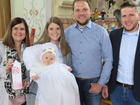 Sonnenschein Elea wurde feierlich in der Pfarrkirche Hl. Josef getauft.