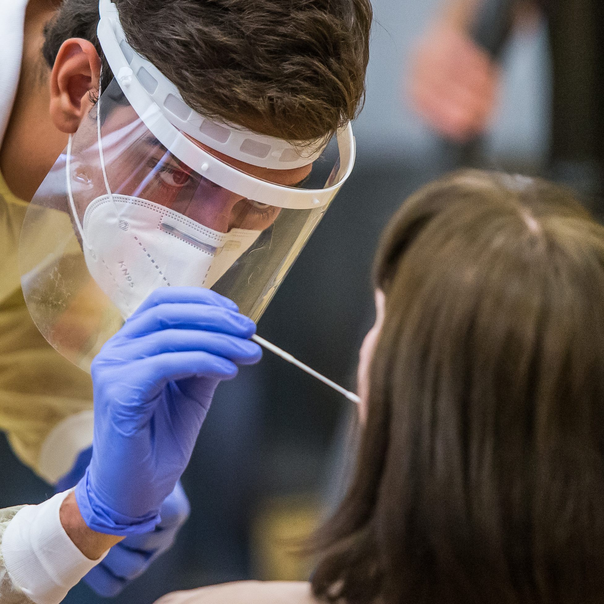 Im Unterschied zu Antigen-Tests müssen PCR-Tests in einem Labor ausgewertet werden.