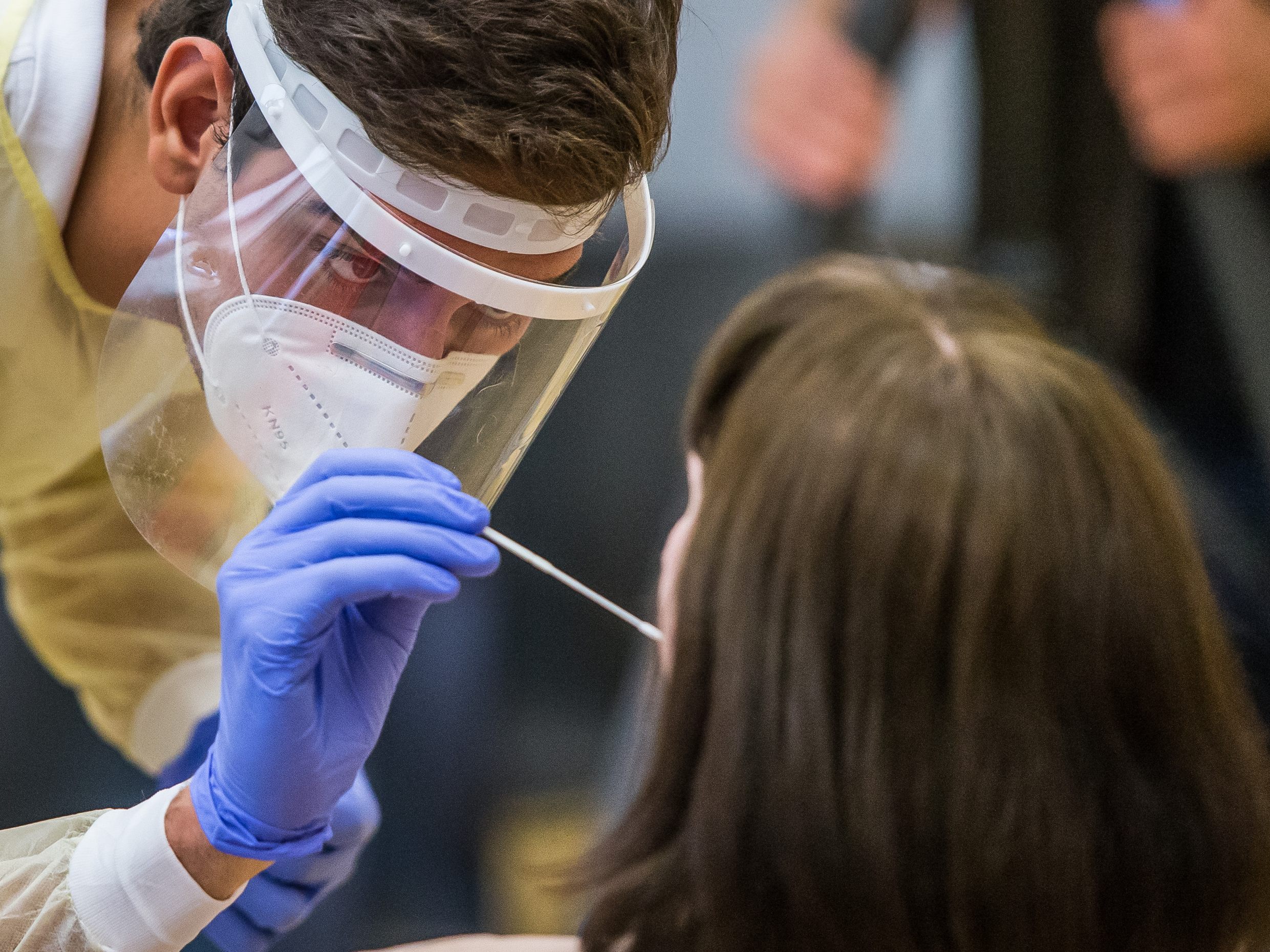 Im Unterschied zu Antigen-Tests müssen PCR-Tests in einem Labor ausgewertet werden.