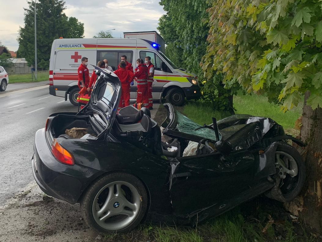 Aus unbekanter Ursache krachte die Lenkerin gegen einen Baum.