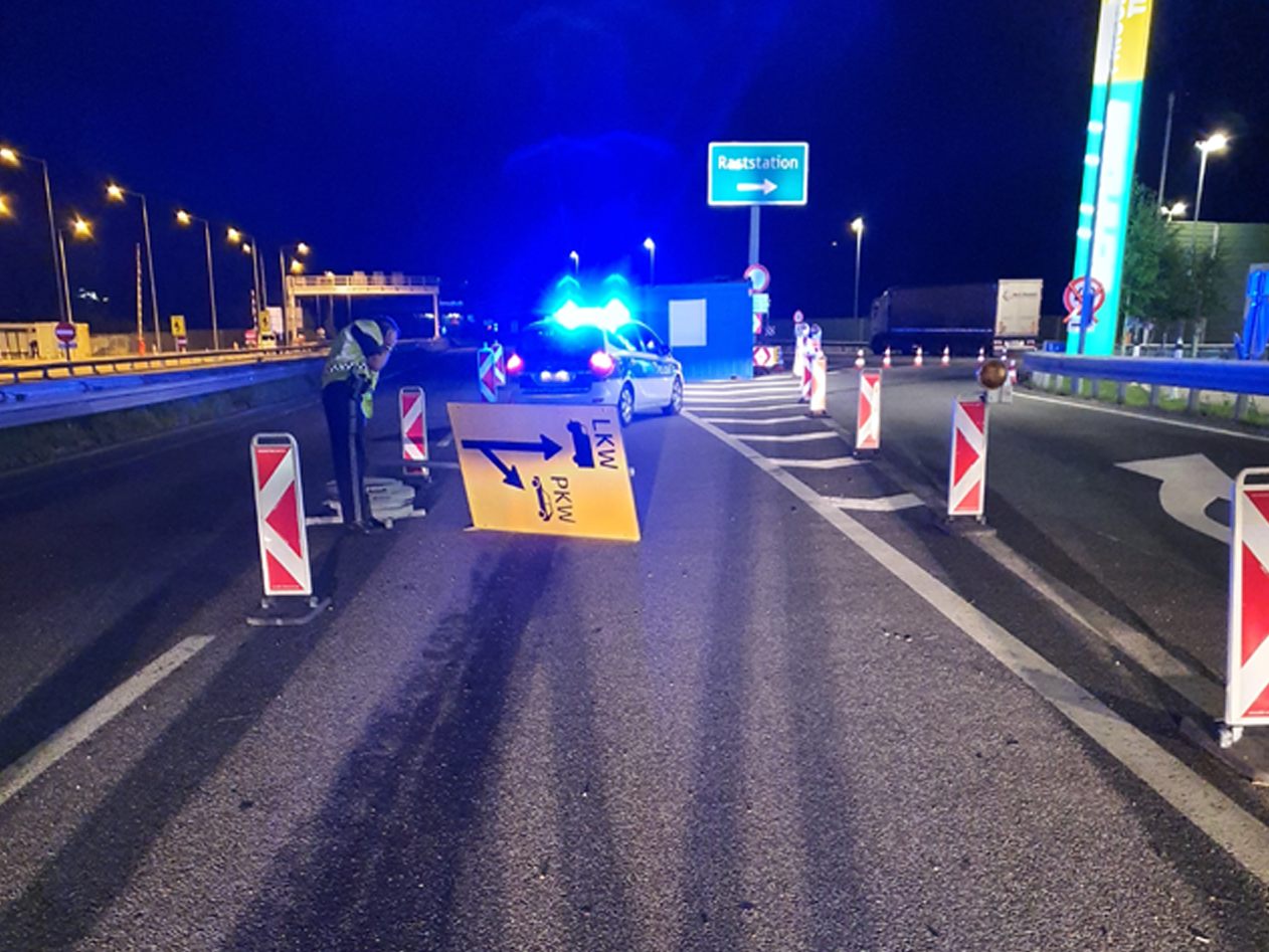 Die Polizei sucht nach Zeugen, die Angaben zum Unfallhergang machen können. Die Polizei sucht nach Zeugen, die Angaben zum Unfallhergang machen können.