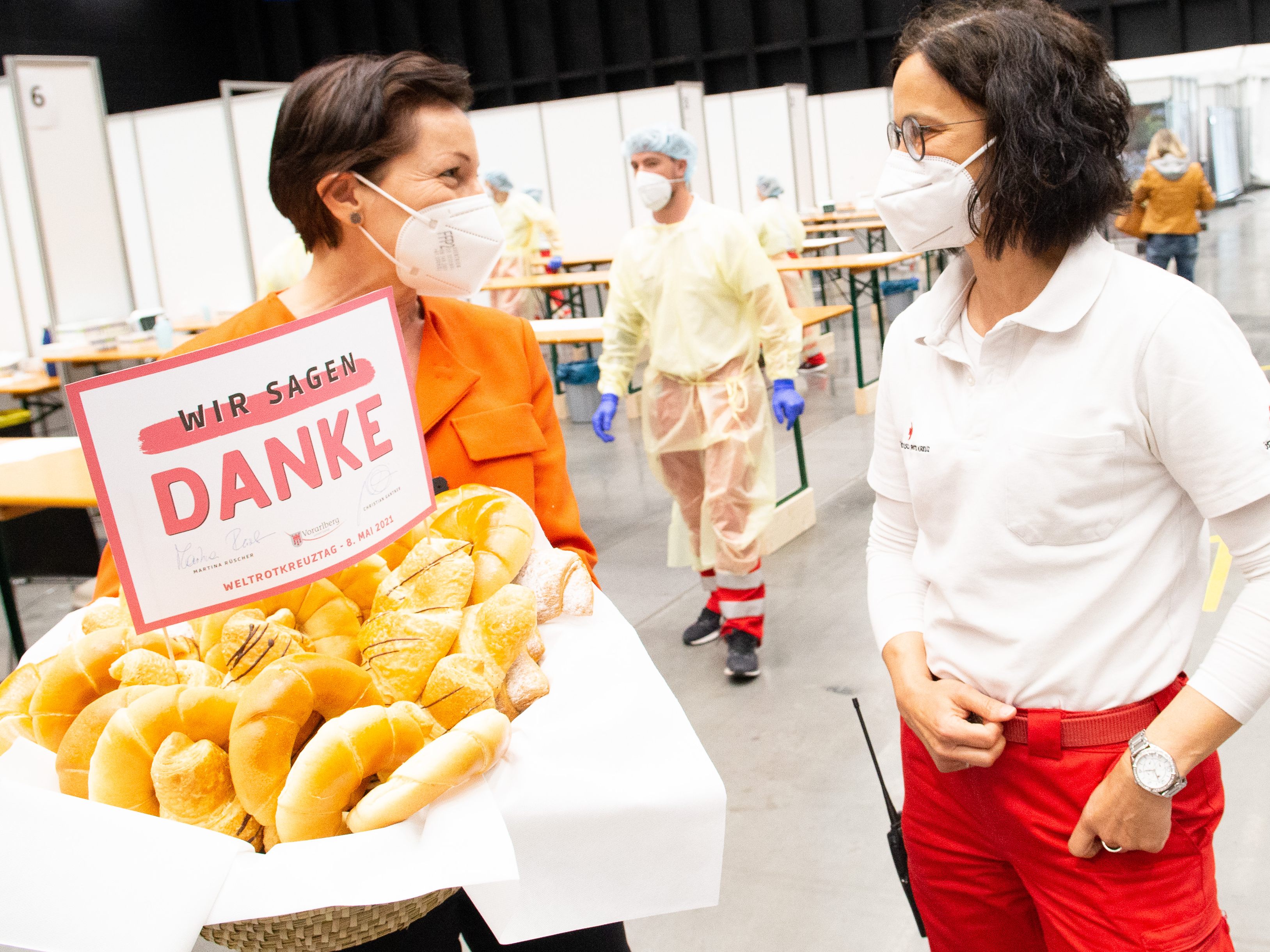 Landesrätin Martina Rüscher bedankt sich beim Roten Kreuz.