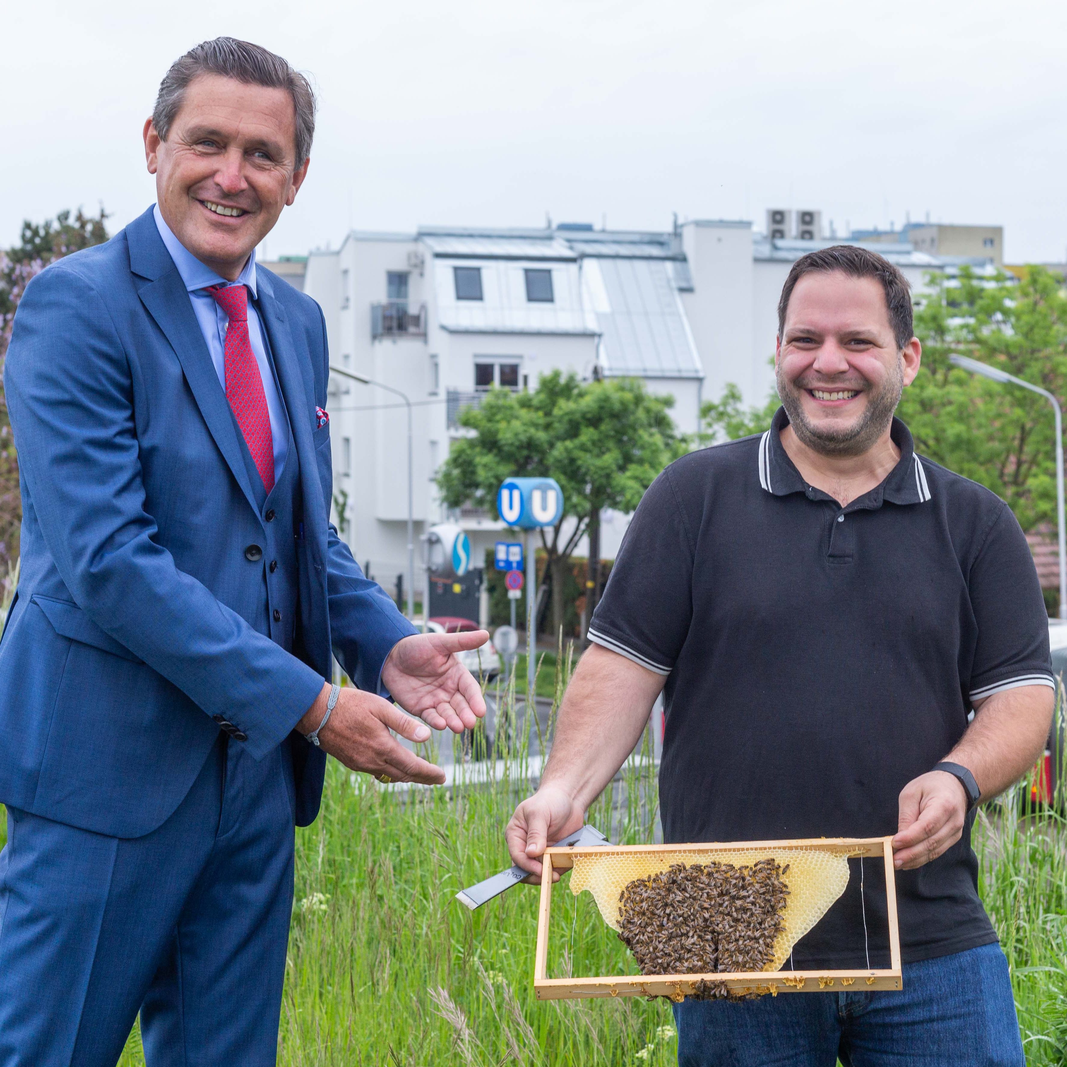 Öffi-Stadtrat Peter Hanke mit dem Imker auf der grünen Wiese neben der U1-Station Leopoldau.