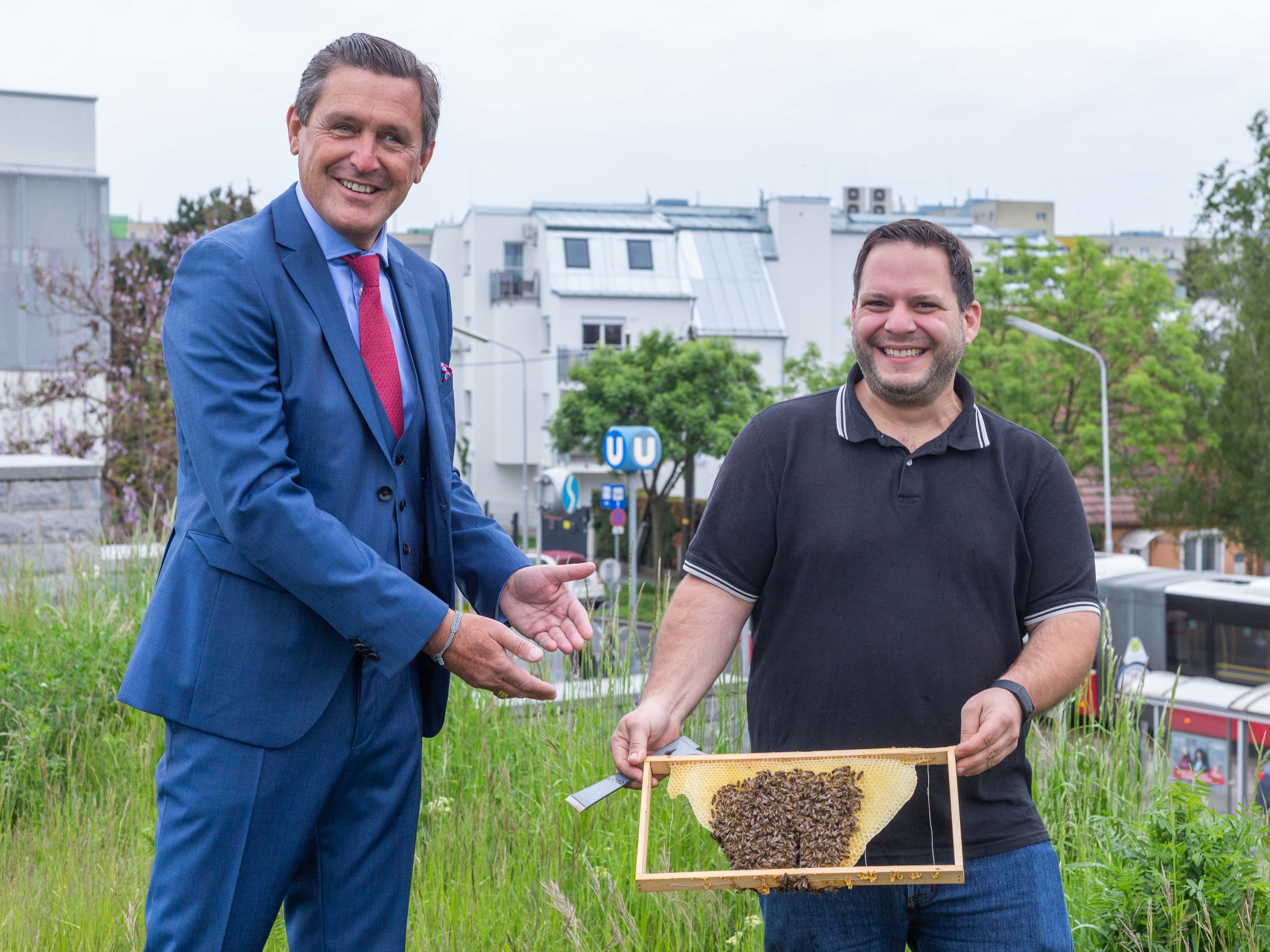 Öffi-Stadtrat Peter Hanke mit dem Imker auf der grünen Wiese neben der U1-Station Leopoldau. Öffi-Stadtrat Peter Hanke mit dem Imker auf der grünen Wiese neben der U1-Station Leopoldau.