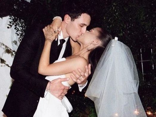 Ariana Grande veröffentlichte Bilder ihrer Heirat. Ariana Grande veröffentlichte Bilder ihrer Heirat.