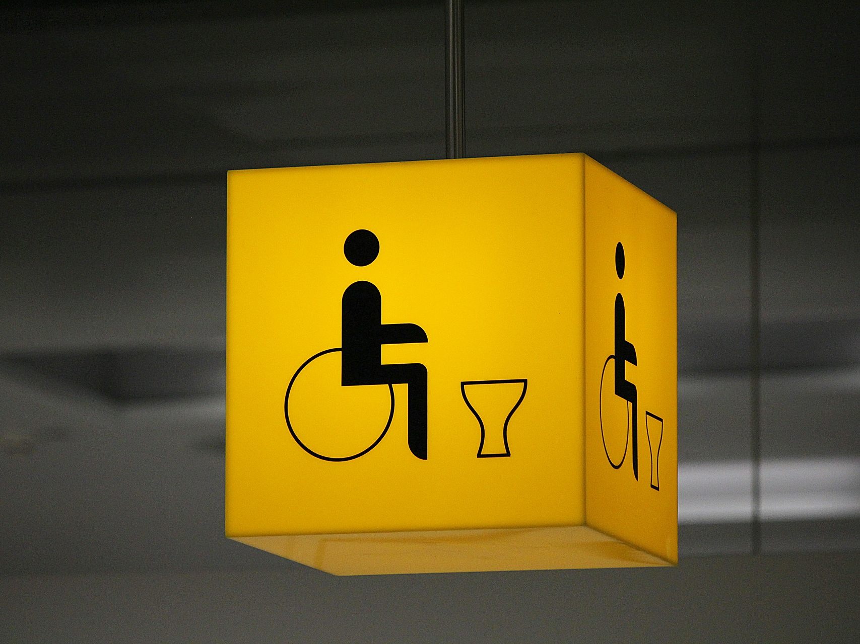 Der Mann suchte eine Behindertentoilette auf. Der Mann suchte eine Behindertentoilette auf.