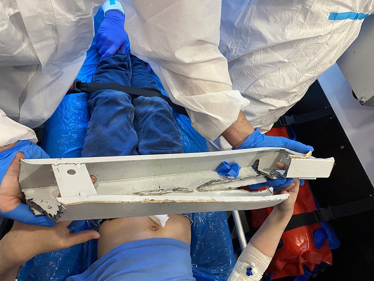 Ein Bub hatte sich die Finger in einem Türrahmen aus Metall eingeklemmt - die Feuerwehr musste das Kind befreien Ein Bub hatte sich die Finger in einem Türrahmen aus Metall eingeklemmt - die Feuerwehr musste das Kind befreien