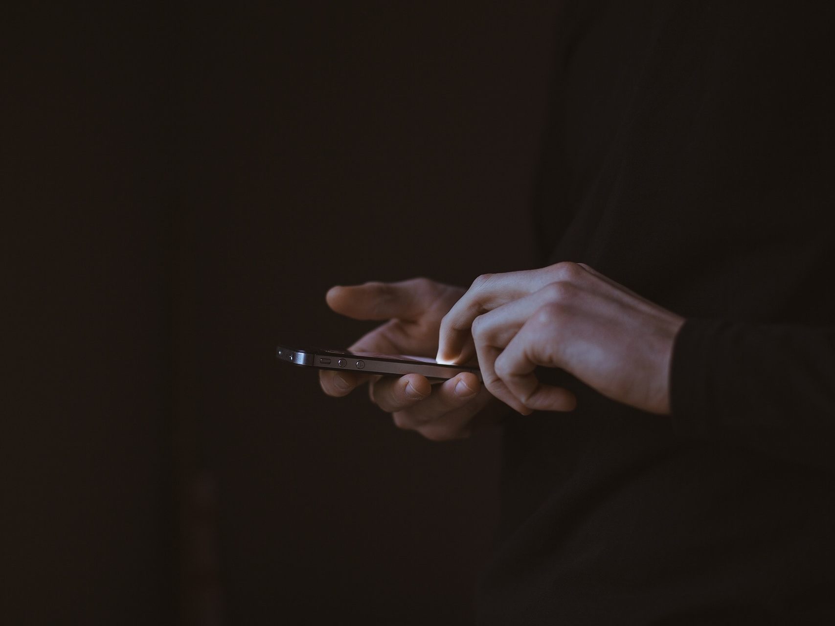 Ein Zeuge nahm das Handy an sich und verständigte die Polizei. Ein Zeuge nahm das Handy an sich und verständigte die Polizei.