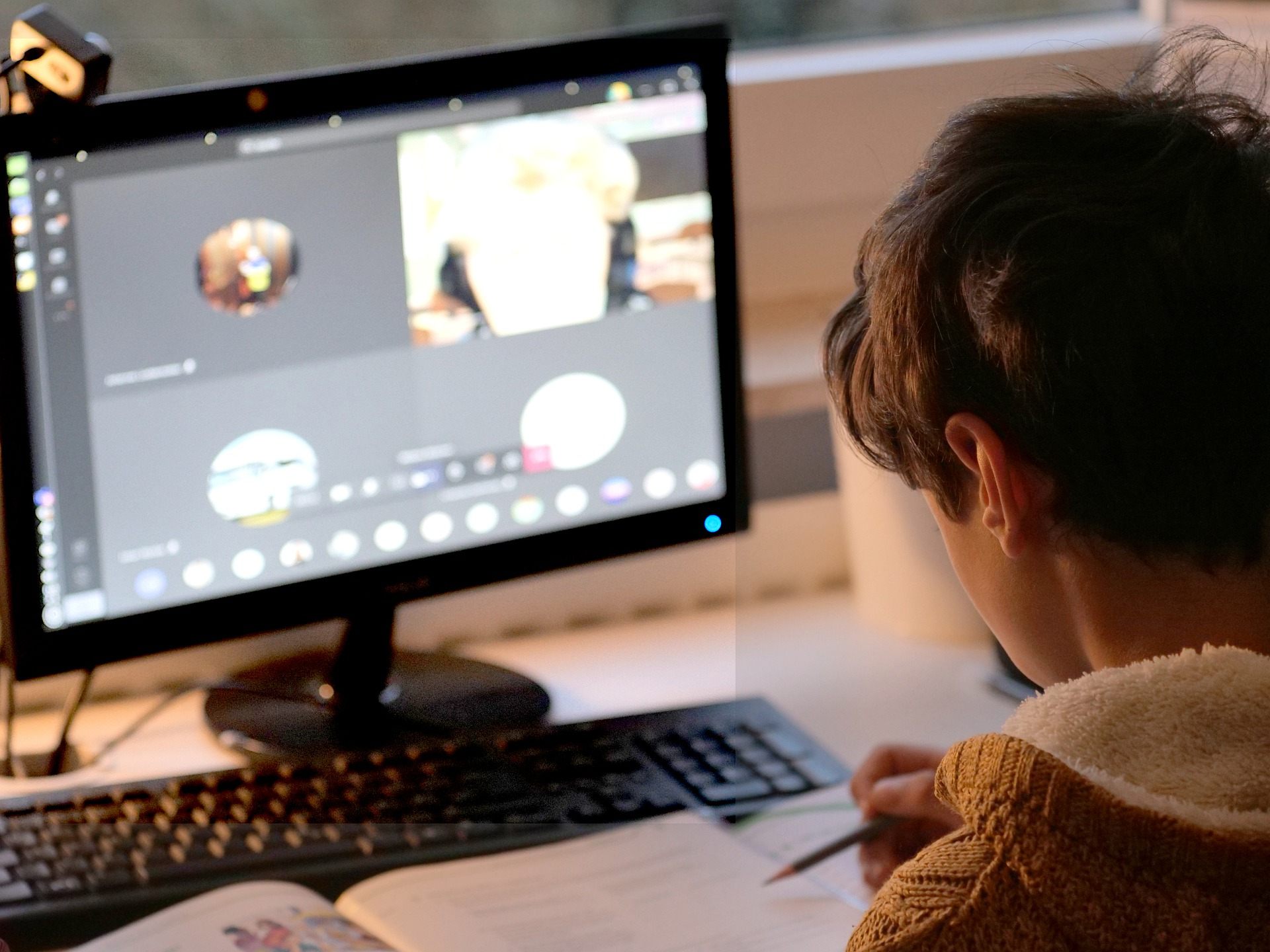 Machbare, fordernde Aufgaben und Kontakte erleichterten das Distance Learning, wie eine aktuelle Umfrage ergab Machbare, fordernde Aufgaben und Kontakte erleichterten das Distance Learning, wie eine aktuelle Umfrage ergab