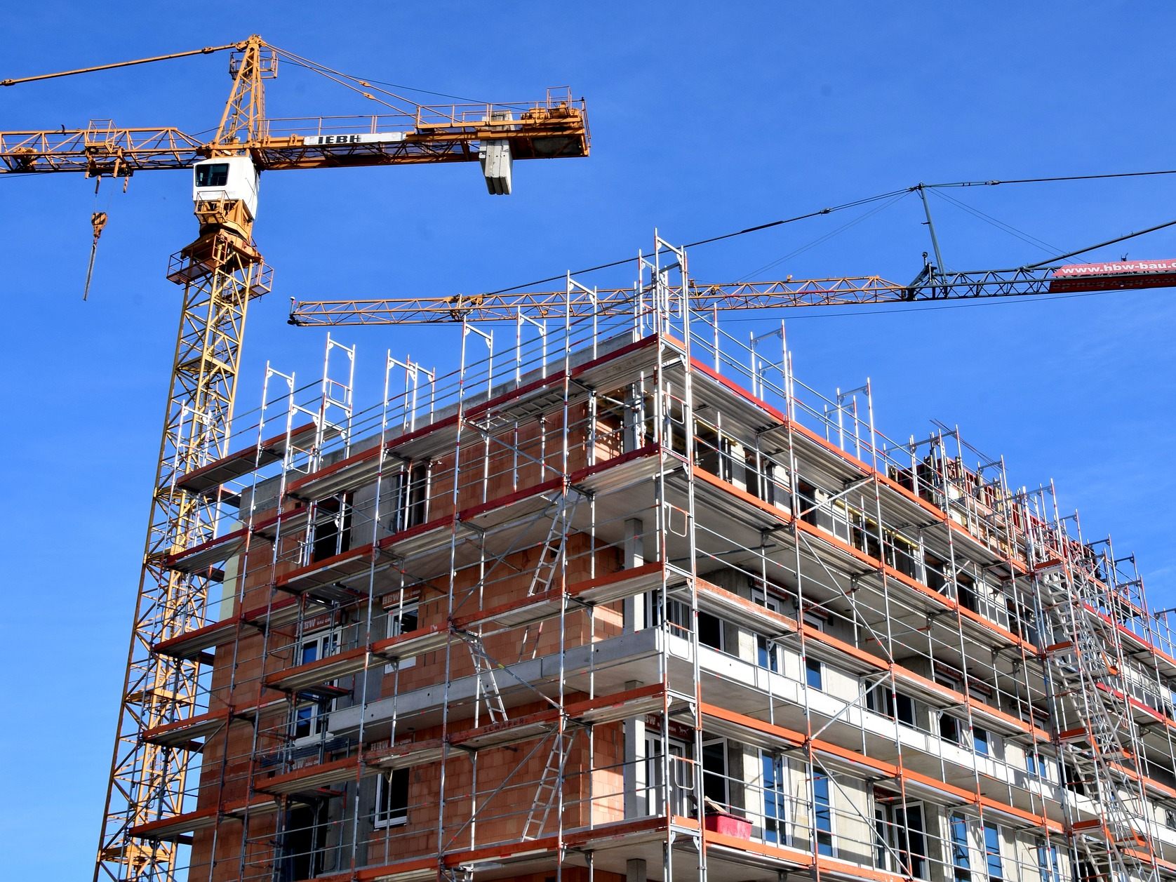 Der Bauarbeiter fiel auf einem Rohbau im sechsten Stock von einer Leiter.
