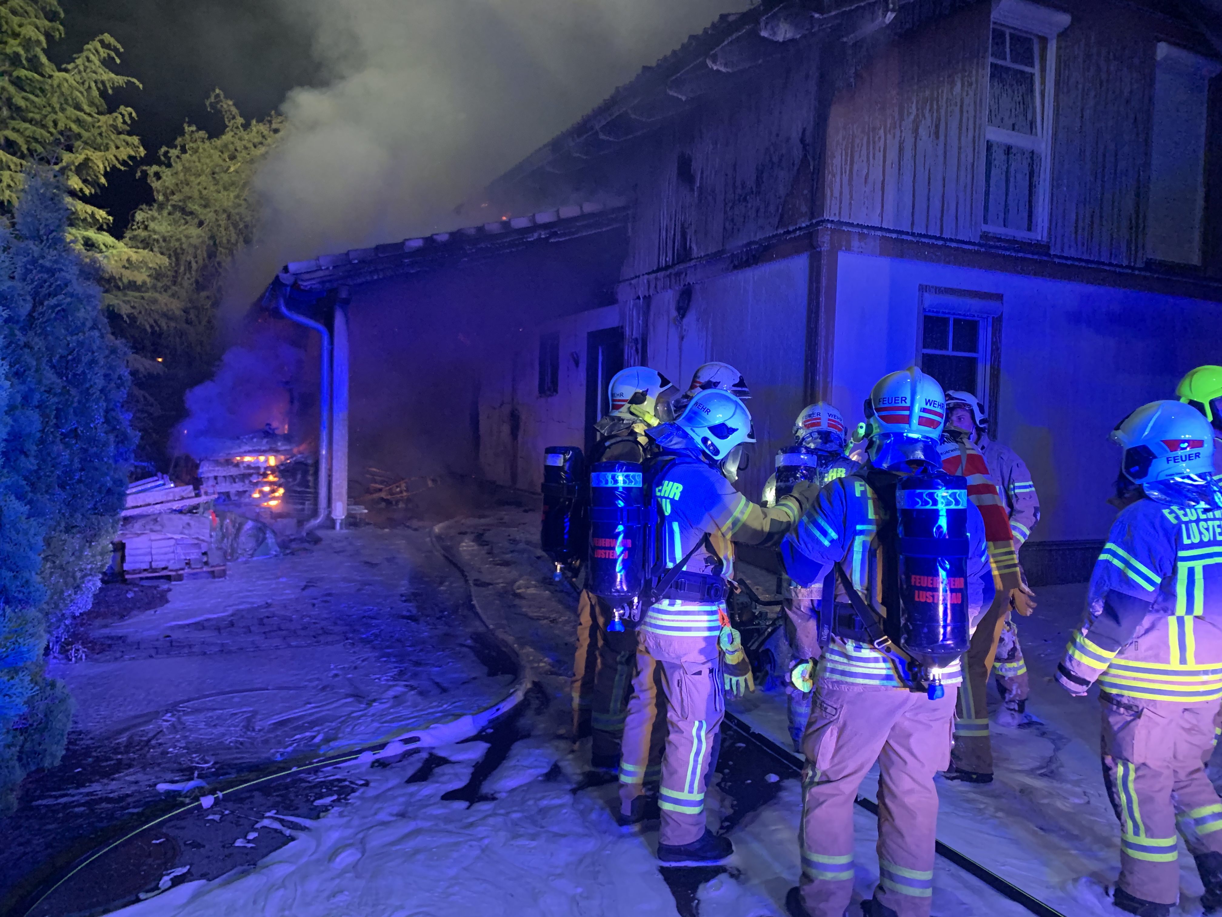90 Feuerwehrleute standen im Einsatz. 90 Feuerwehrleute standen im Einsatz.