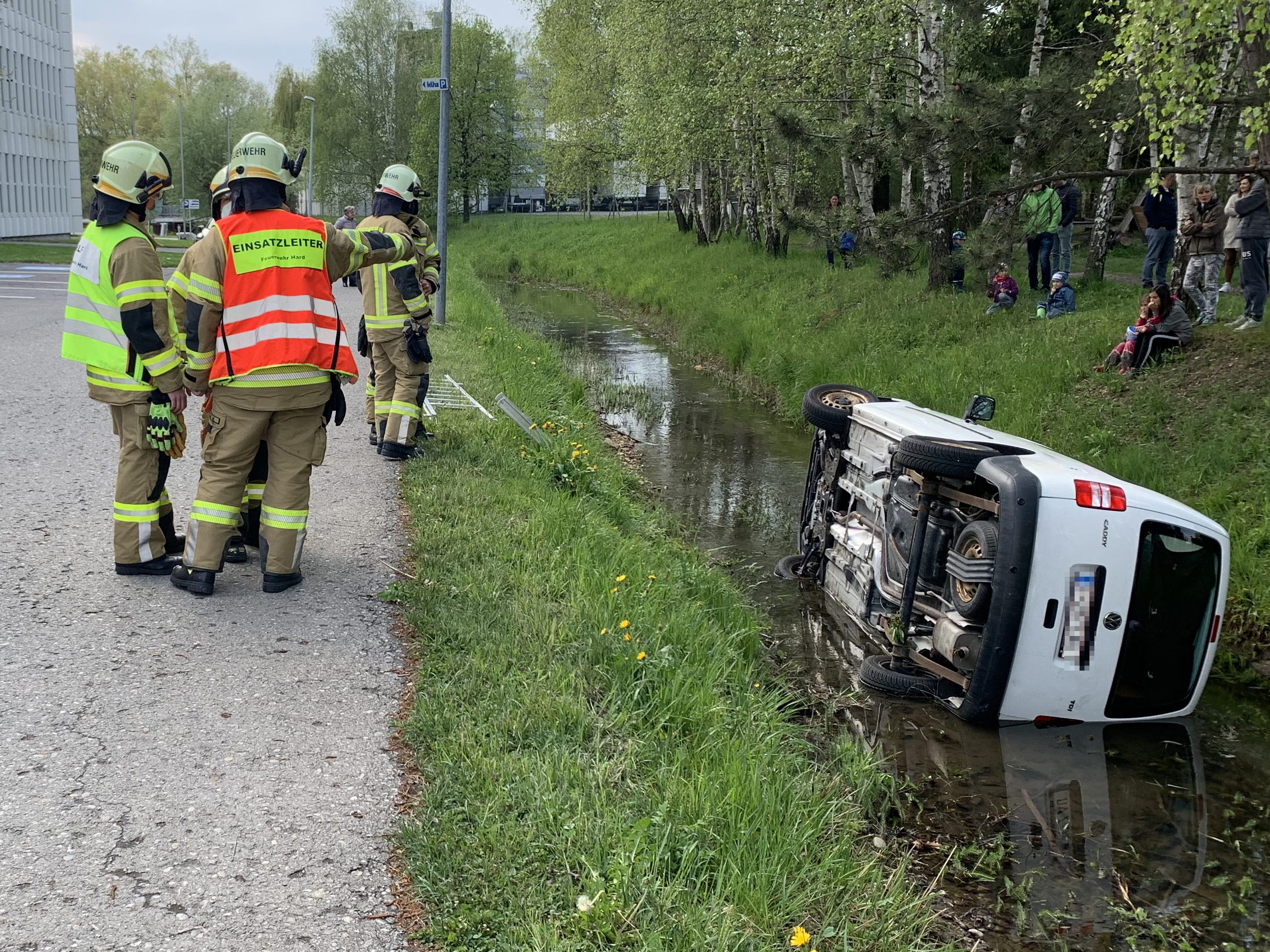 Das Fahrzeug rollte über die Böschung und kippte in den Gerberbach.