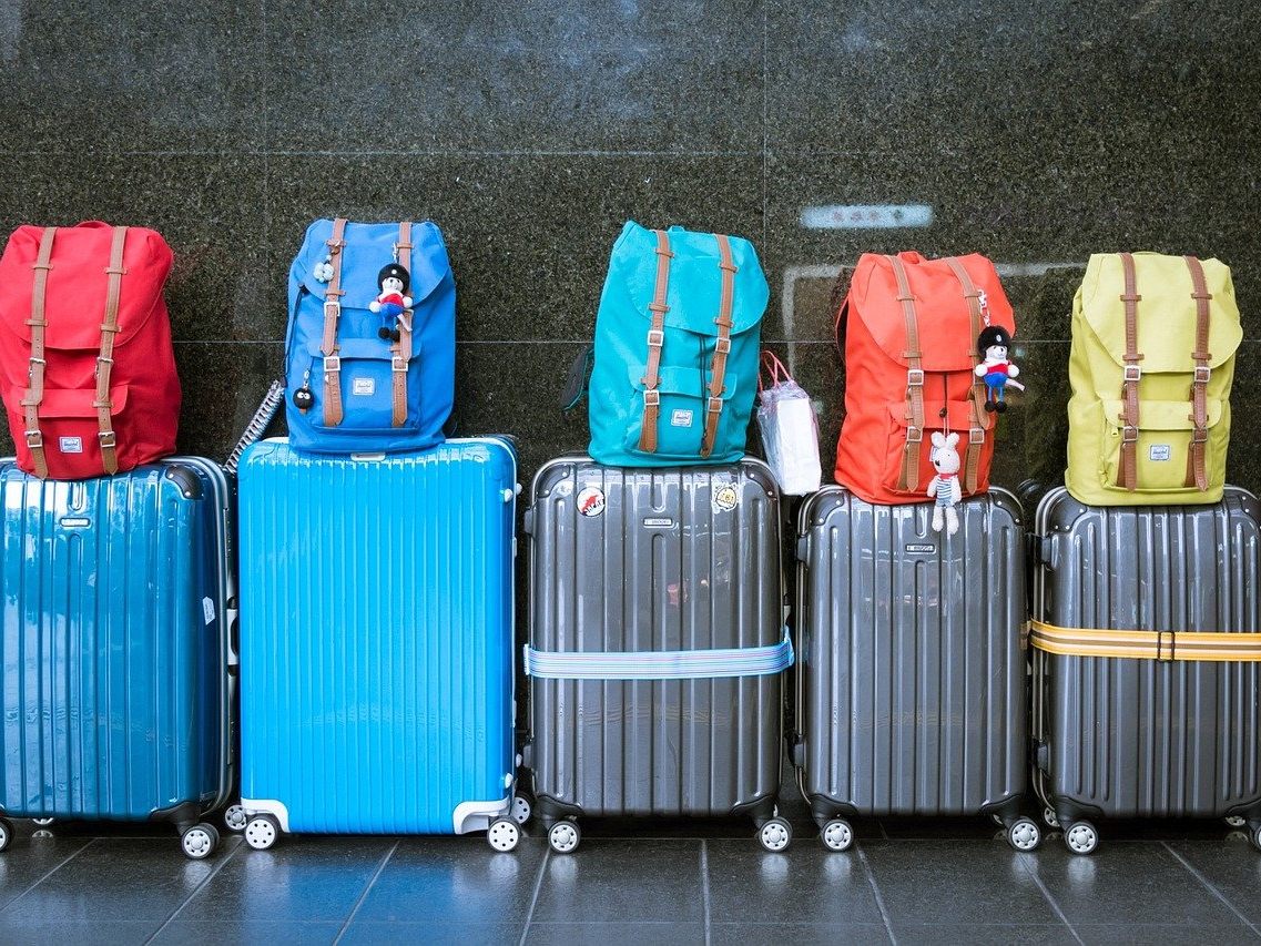 Die Menschen möchten ihre Koffer endlich wieder packen. Die Menschen möchten ihre Koffer endlich wieder packen.