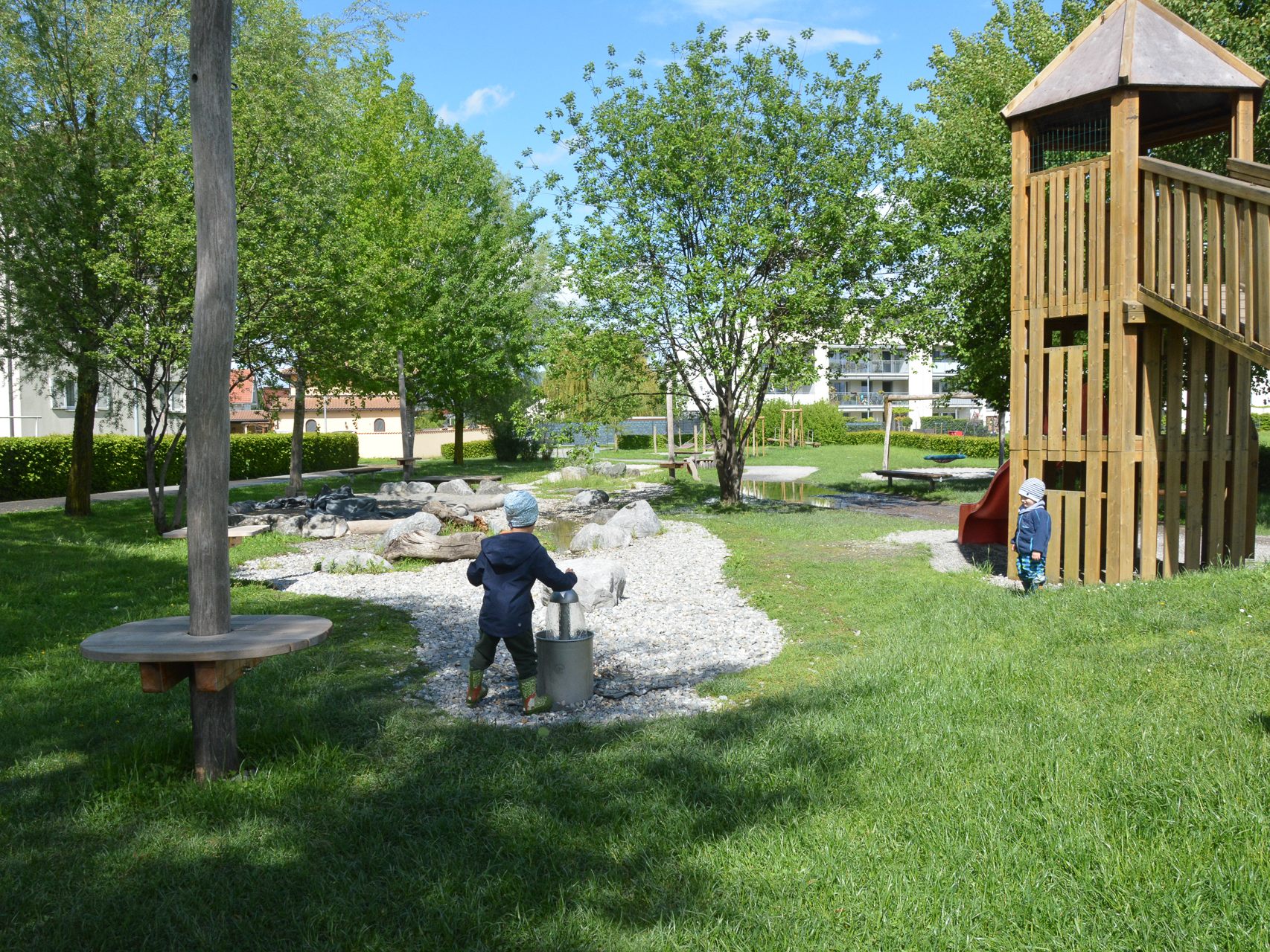 Der Spielplatz Moosbach gliedert sich harmonisch in die Umgebung ein und lädt zum Spielen ein.