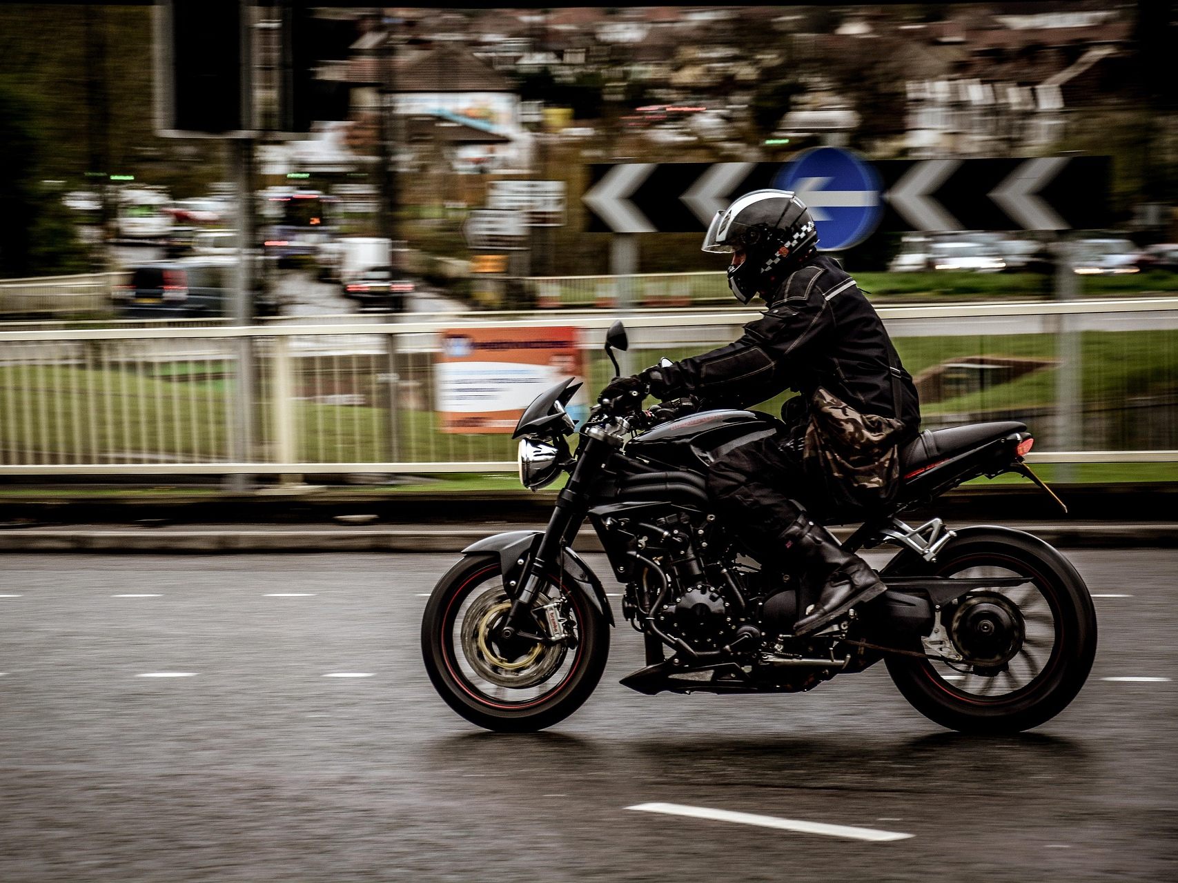 Biker sind auf innerstädtischen Autobahnen und Schnellstraßen vor allem beim Spurwechsel gefährdet.