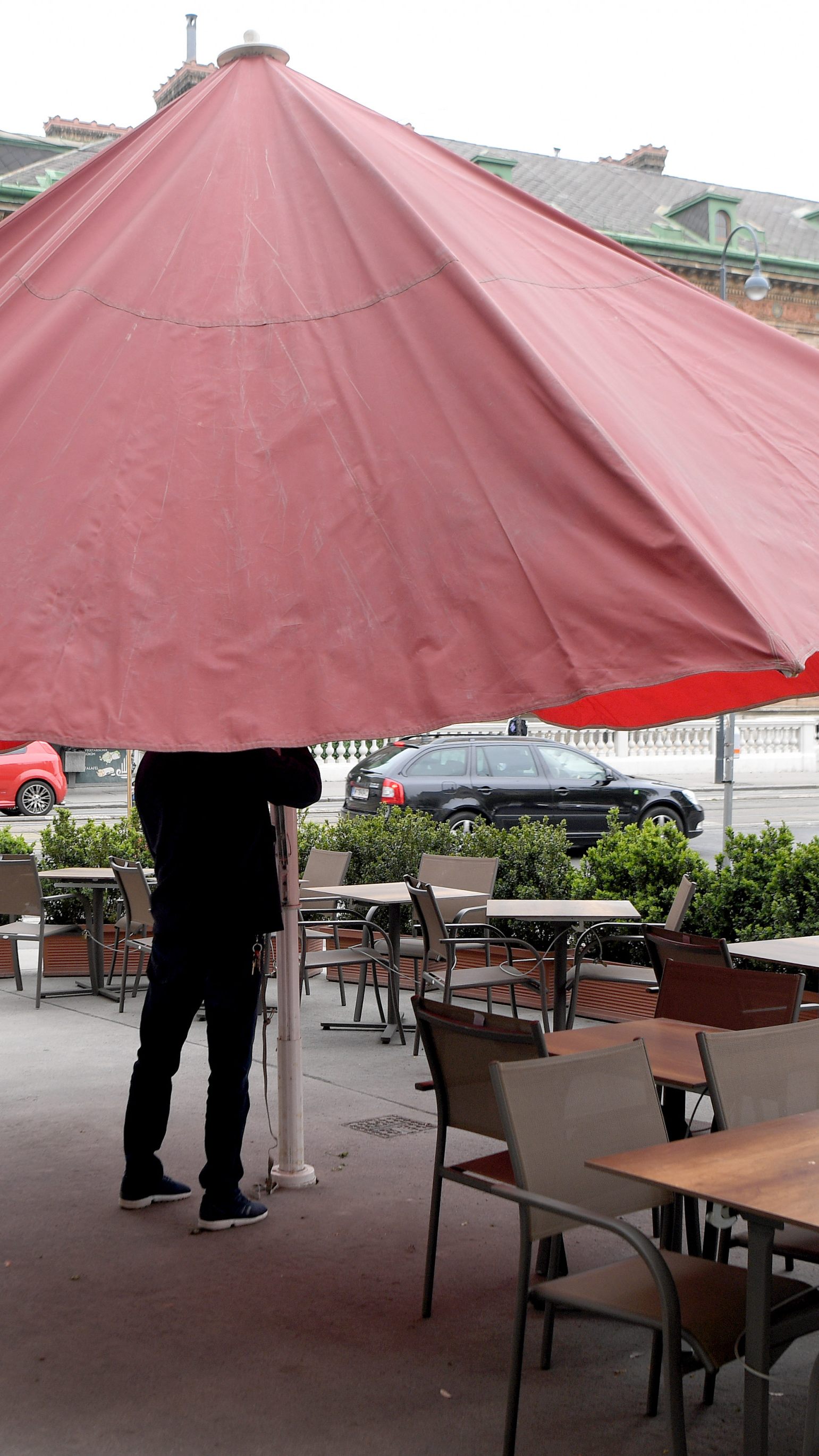 Man bereitet sich auf die Öffnung vor.